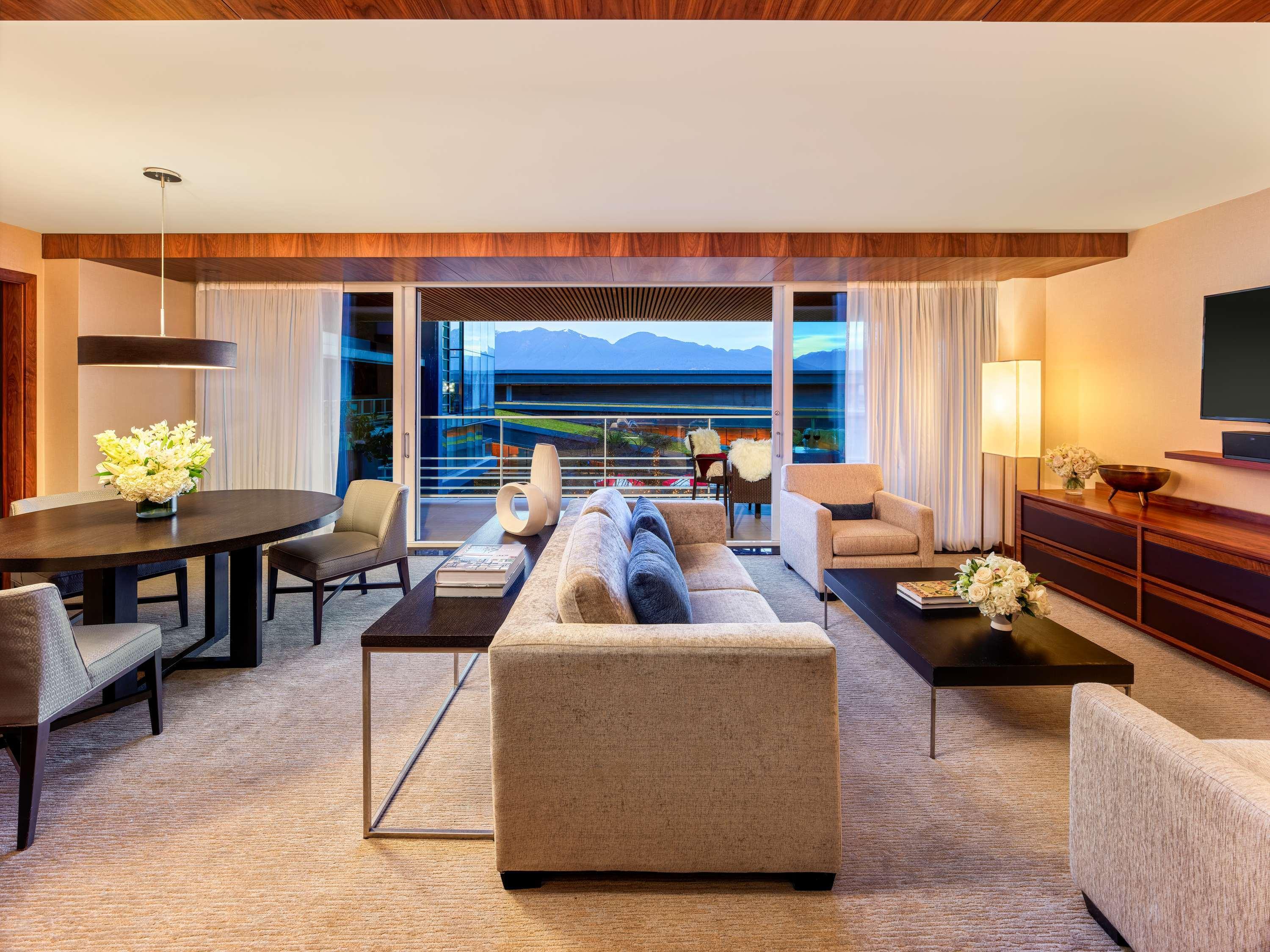 Suite Pool View King Bed