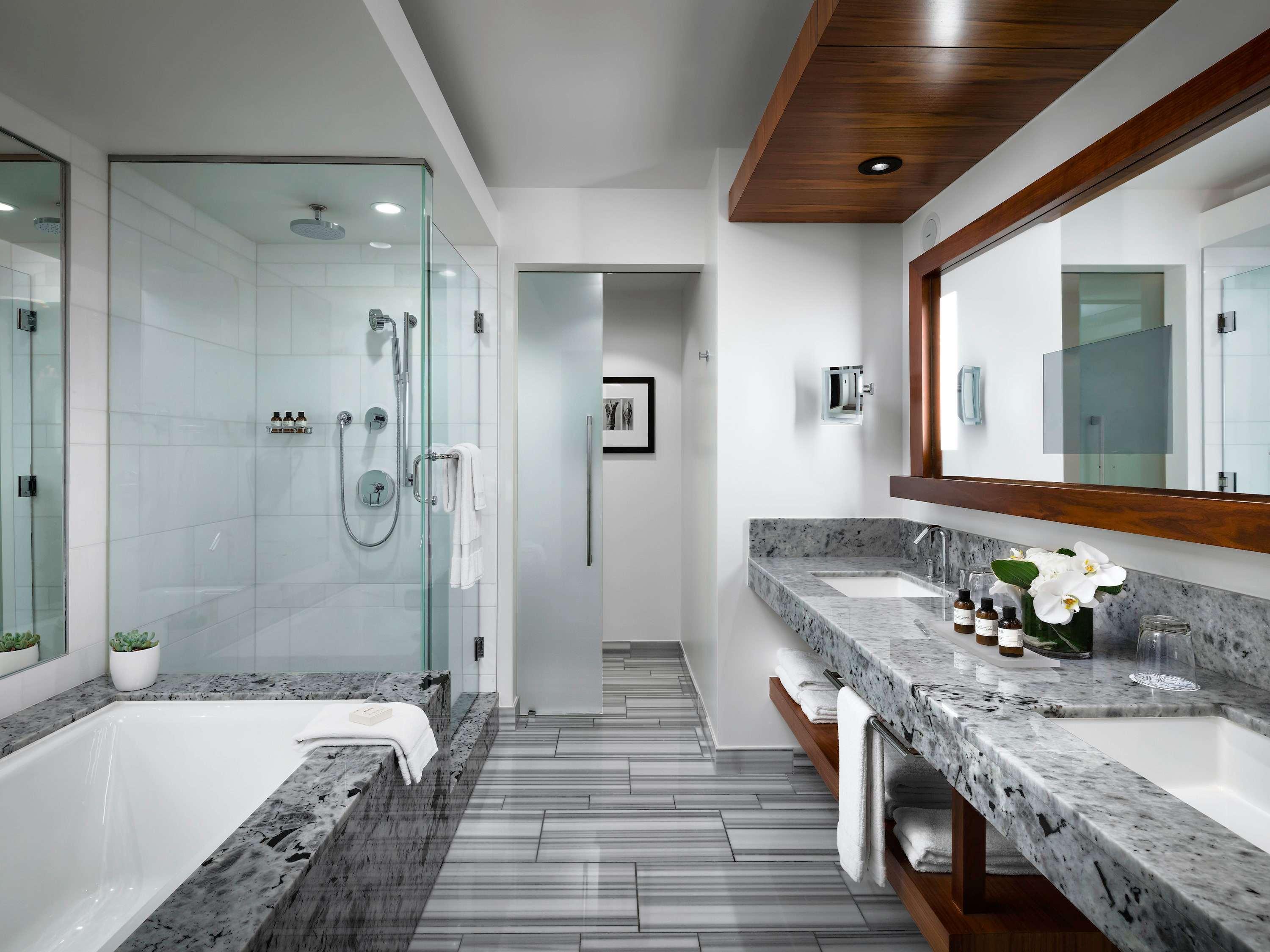 Suite Pool View King Bed