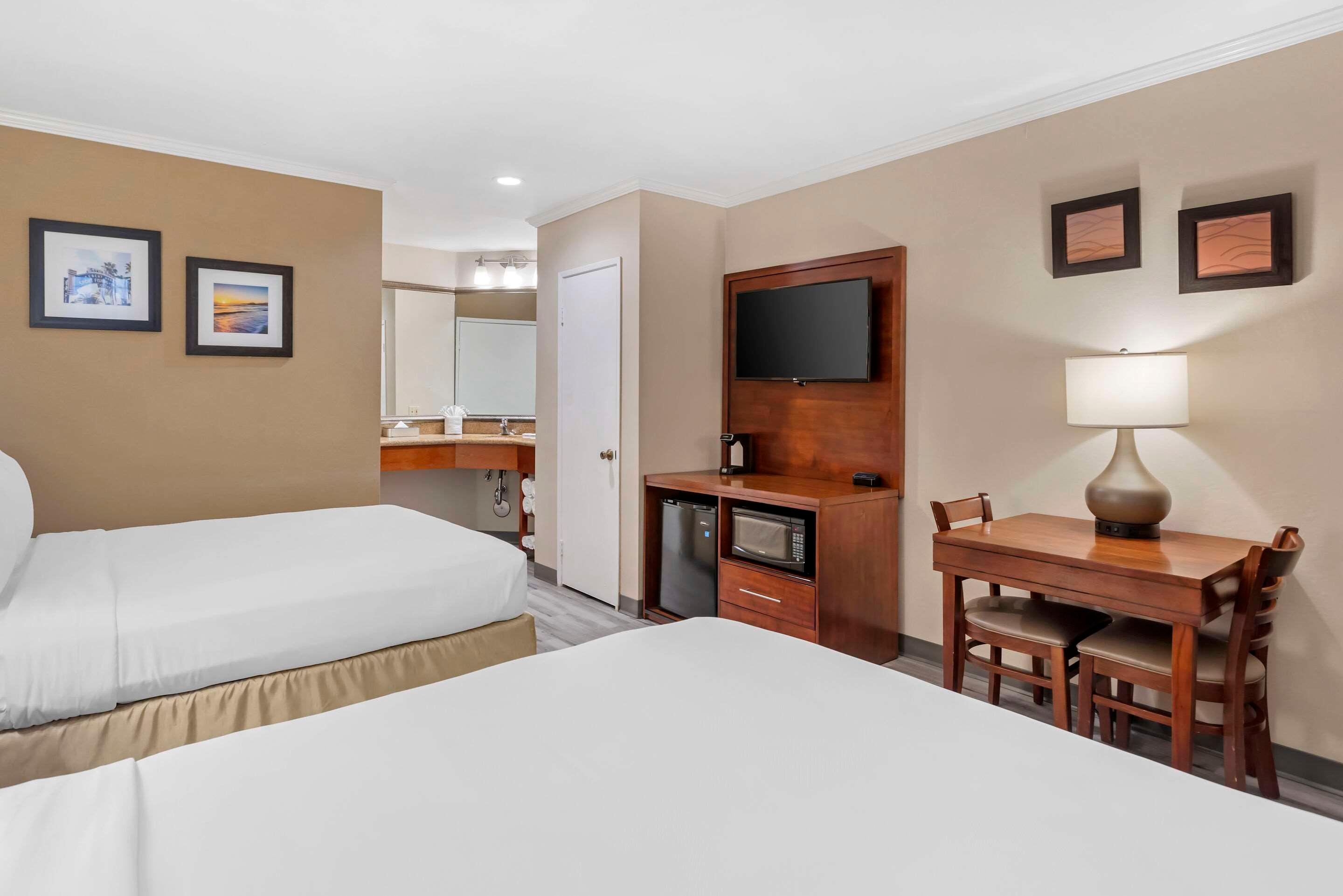 Twin Two Queen Beds Non Smoking