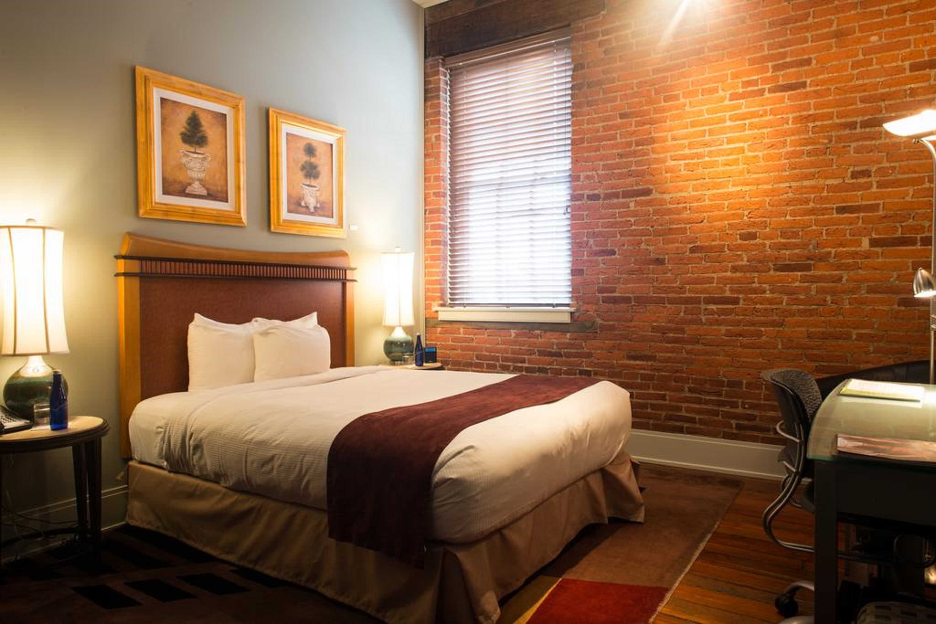 Studio Queen Size Bed