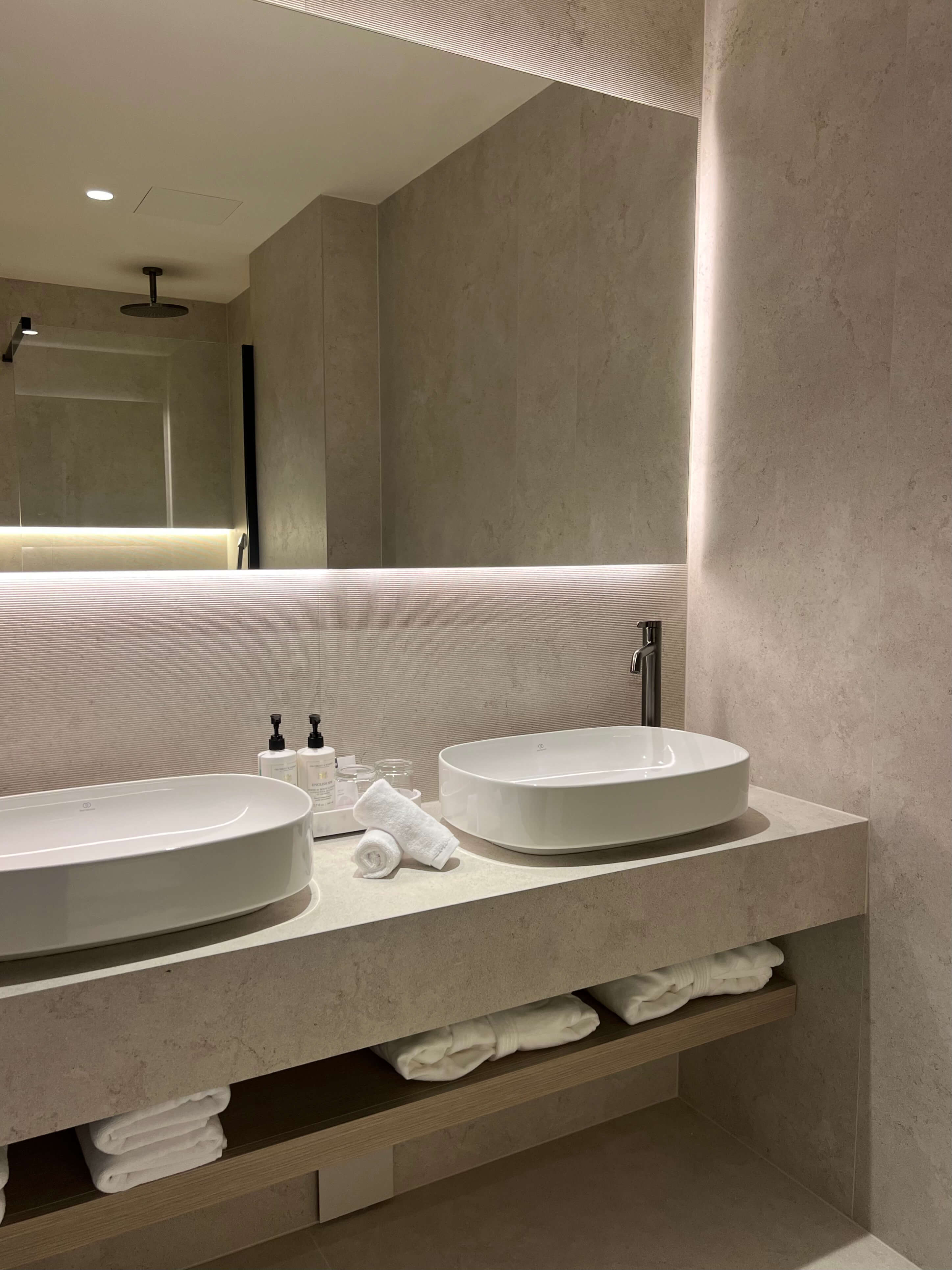 Double or Twin Deluxe Side Sea View