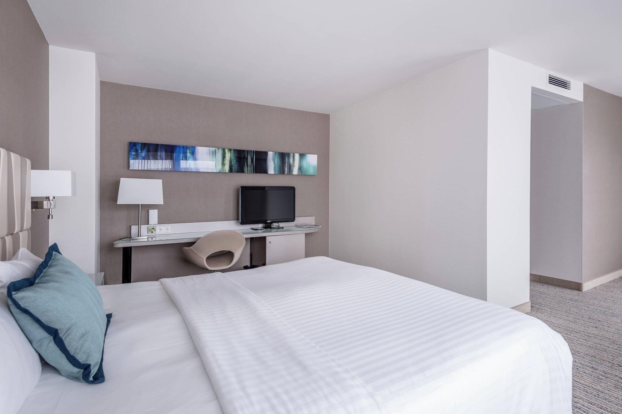 Studio King Size Bed