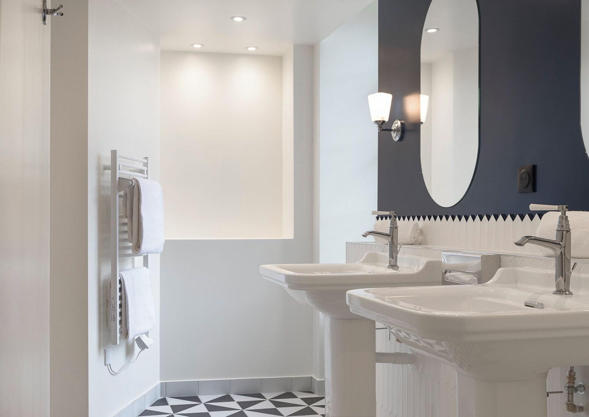 Double or Twin with Double Bed