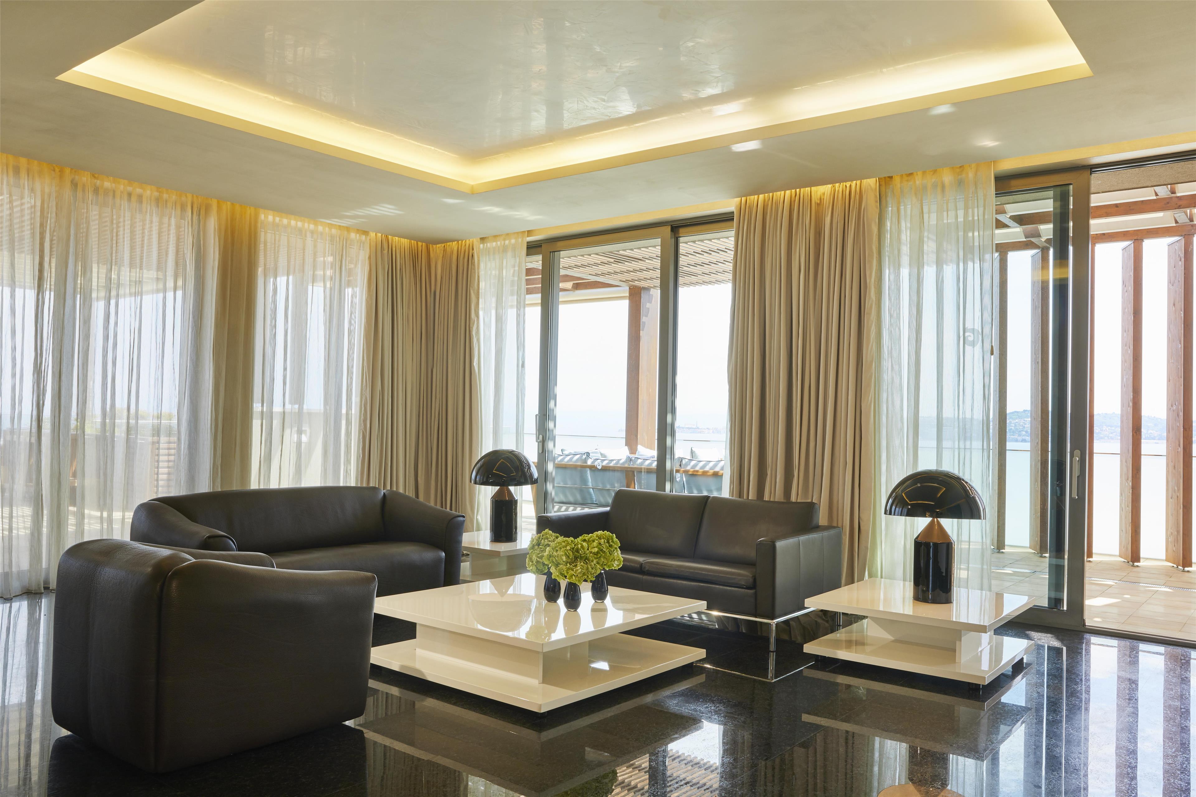 Suite Sea View King Bed