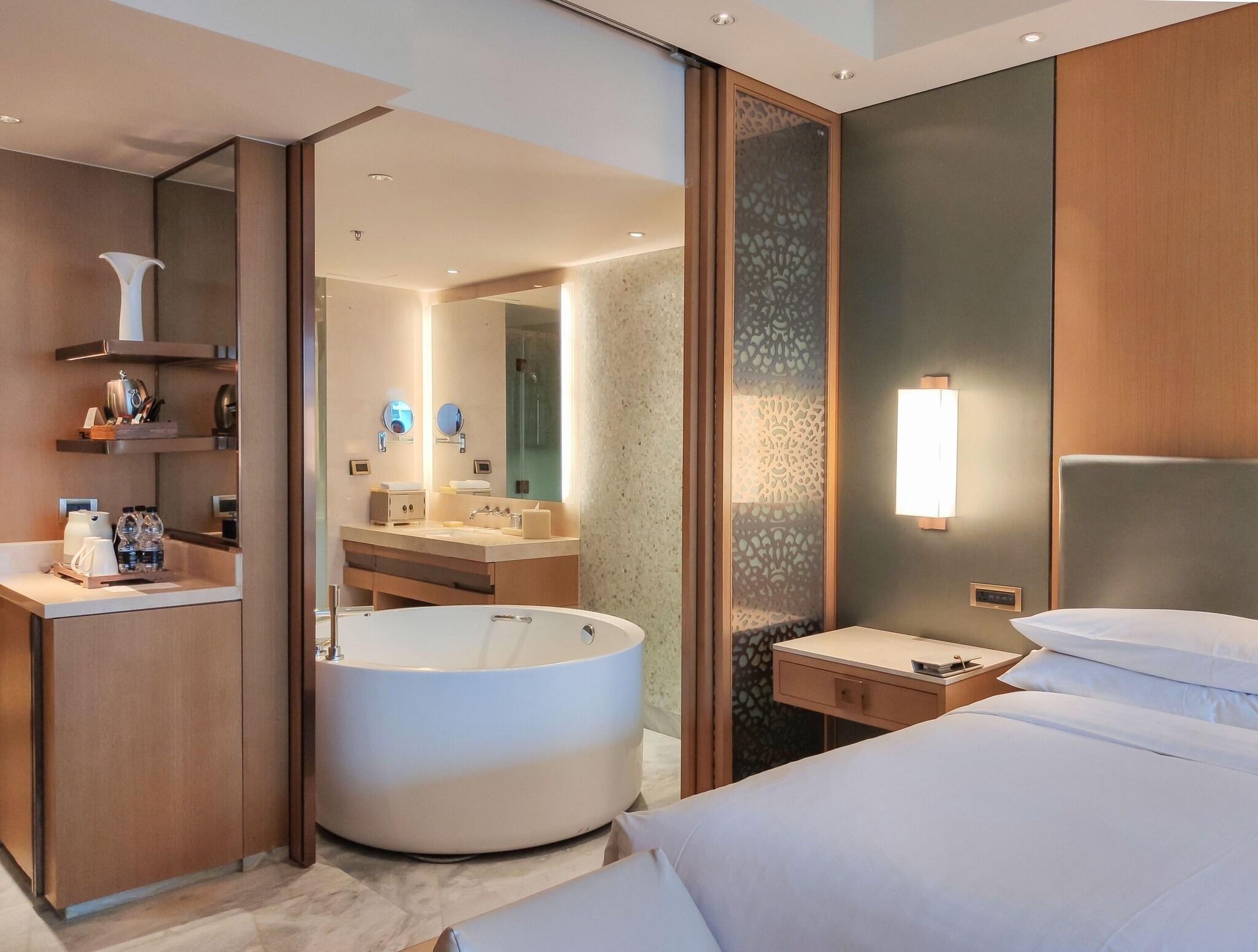 Double Partial Ocean View King Bed