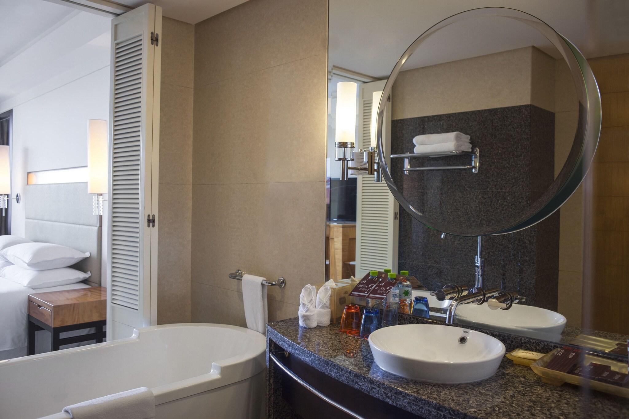 Double Garden View King Bed