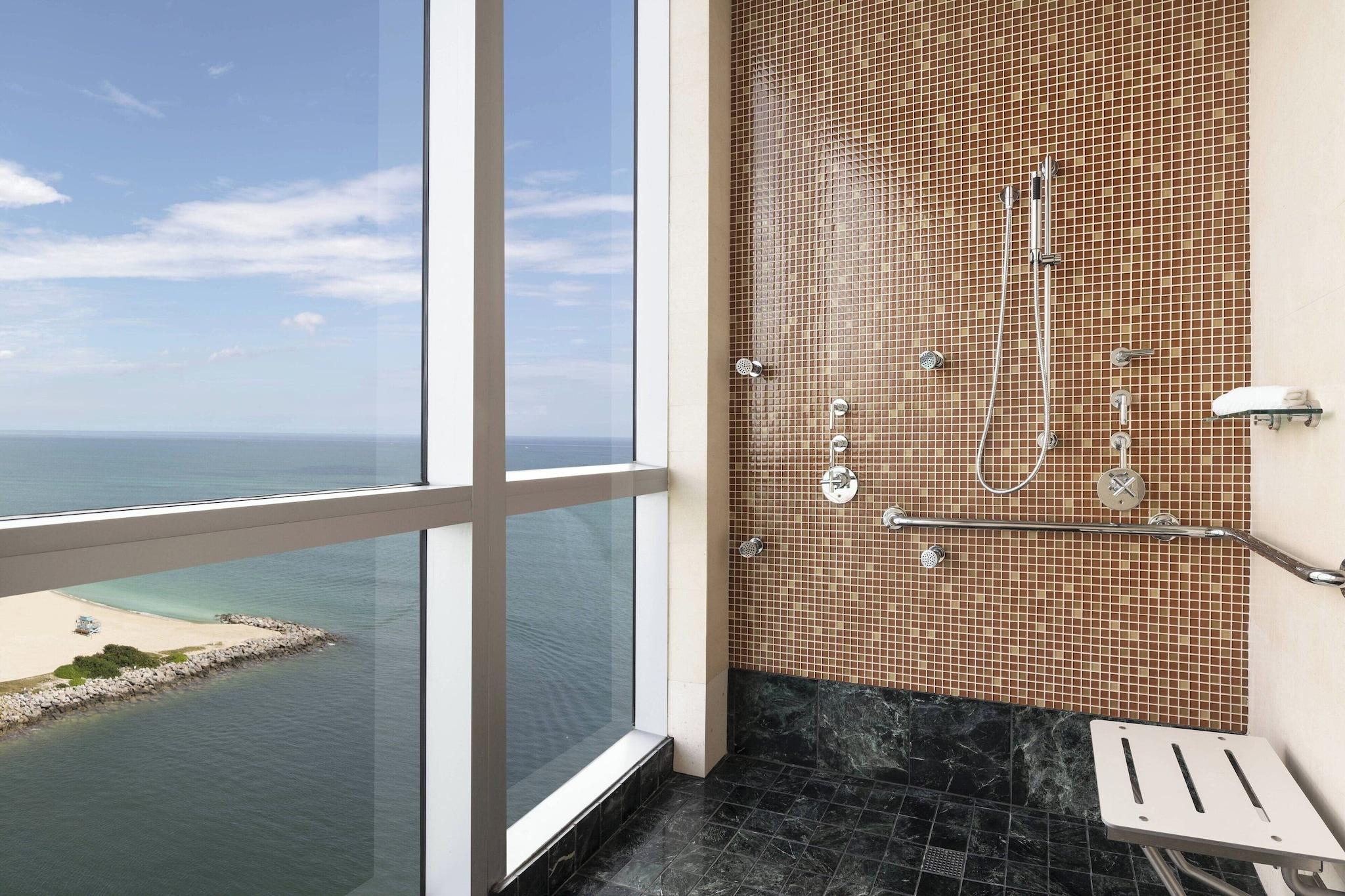 Suite with Balcony with Views