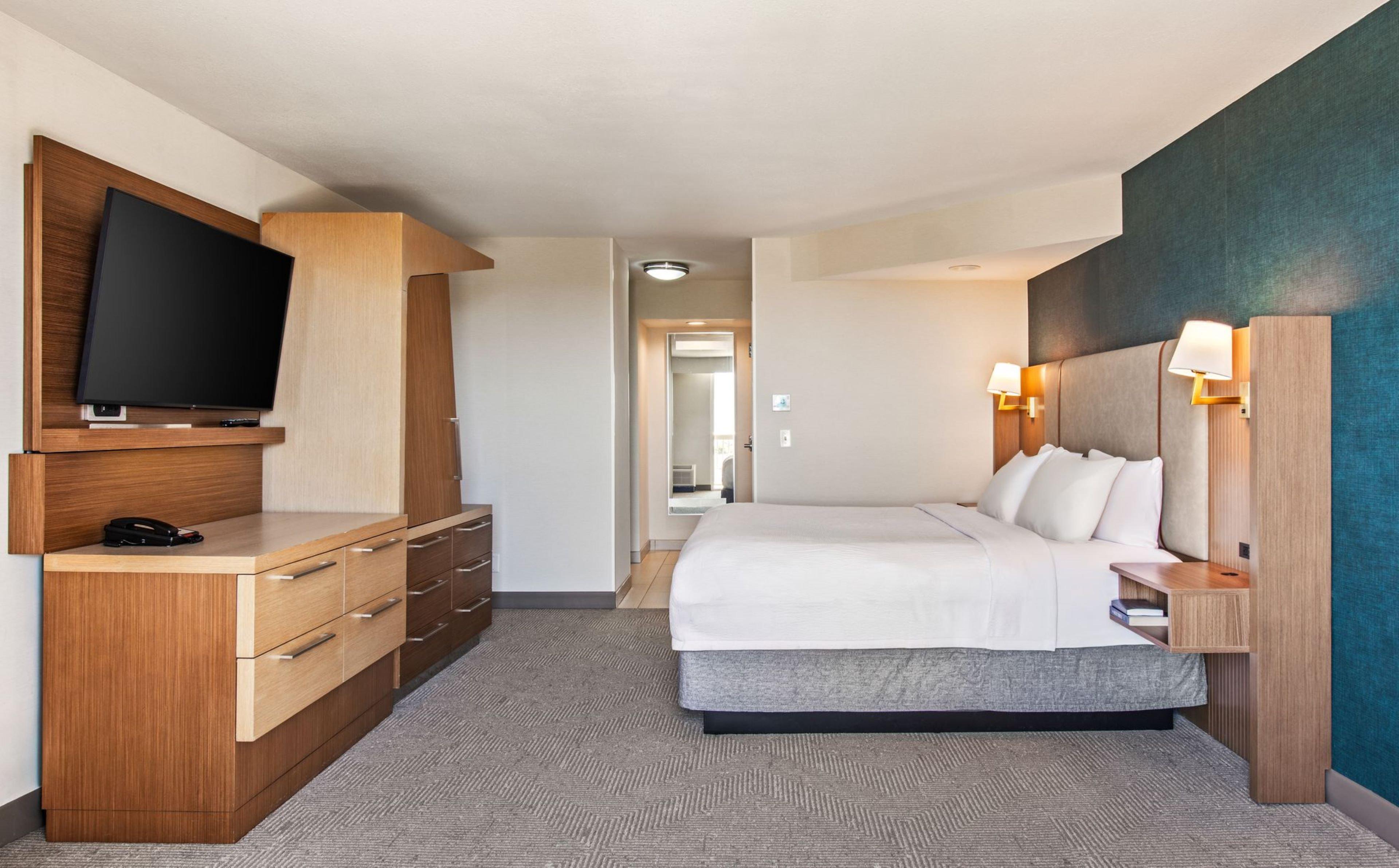 Suite Pool View King Bed