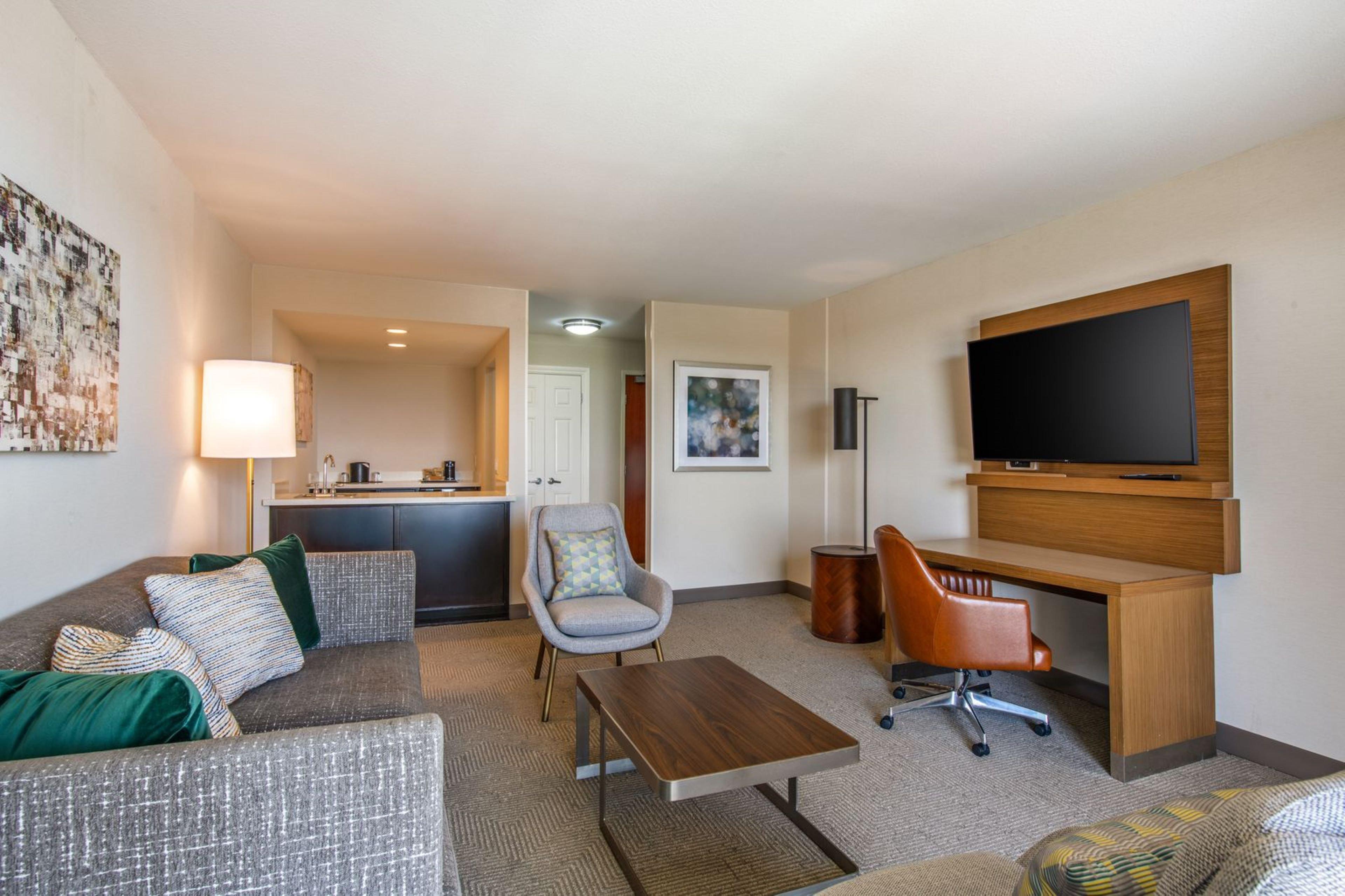 Suite Pool View King Bed