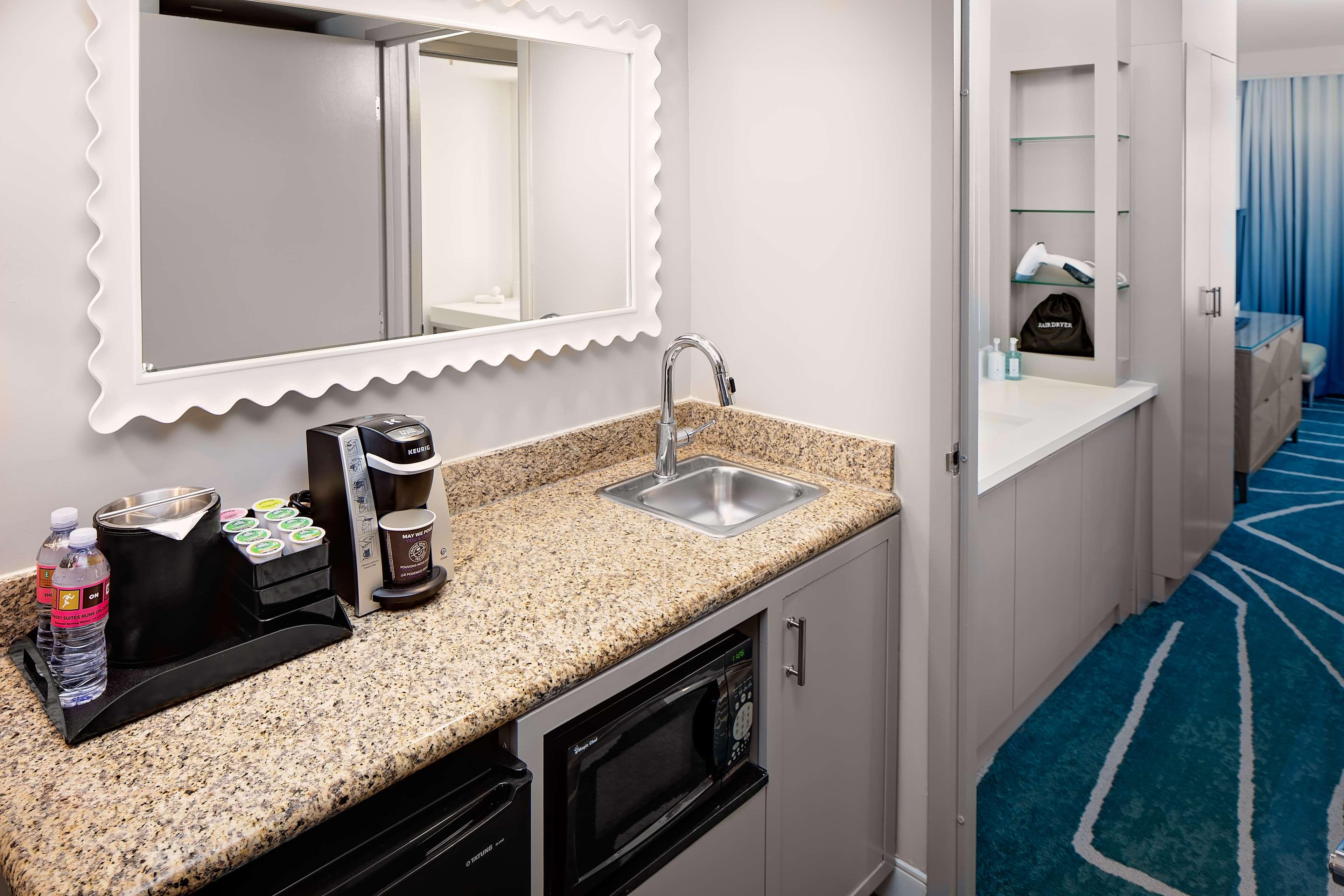 Suite Accessible King Size Bed