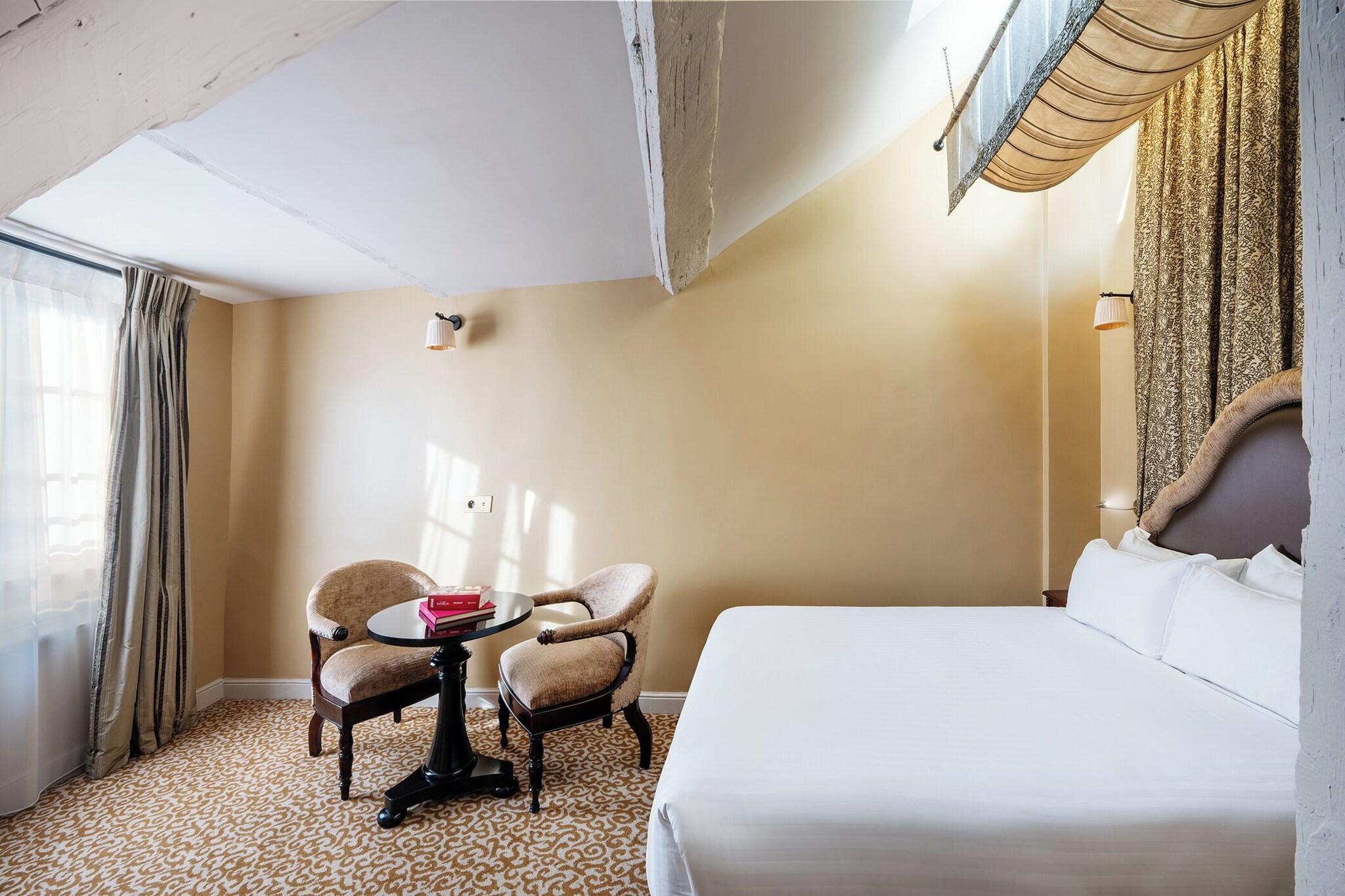 Double Deluxe Queen Bed