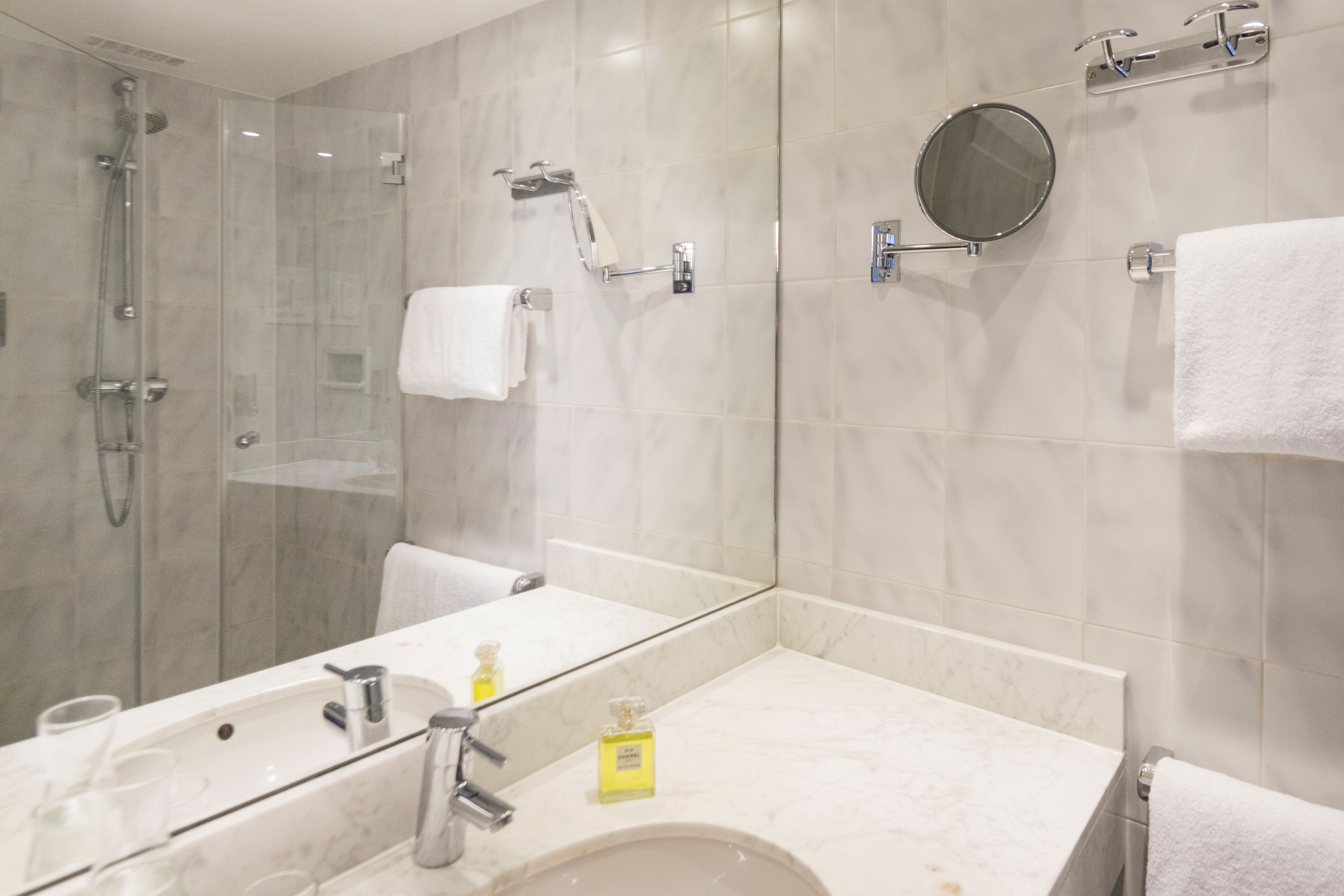 Room Connecting Room