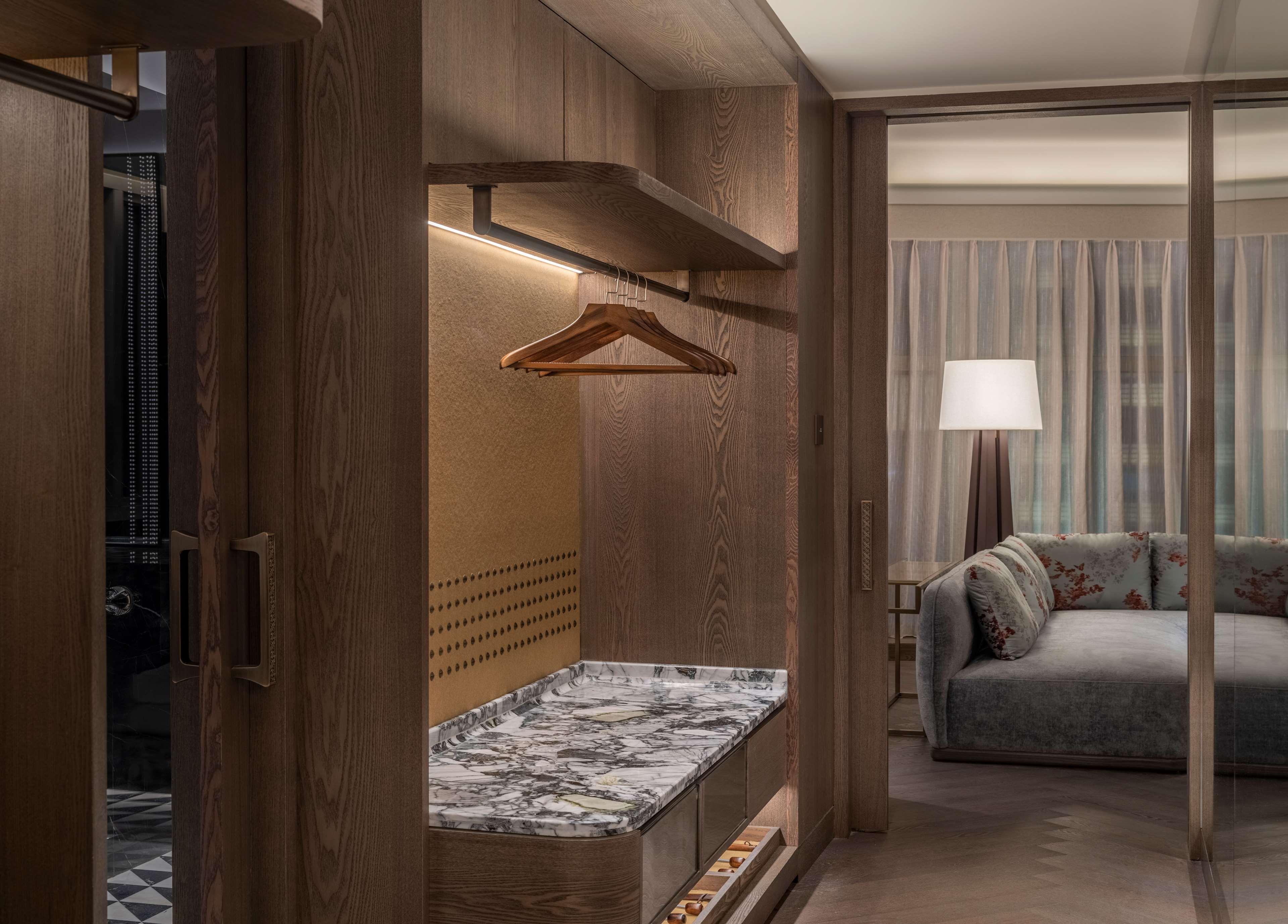 Suite Deluxe King Bed