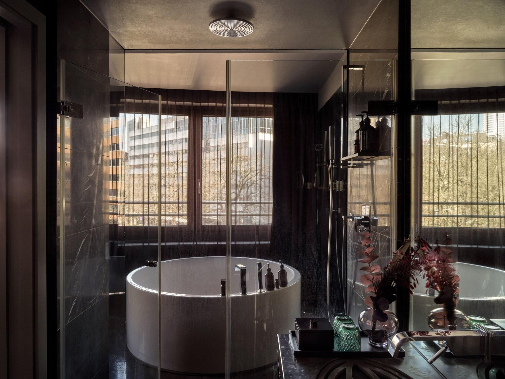 Double Deluxe King Bed