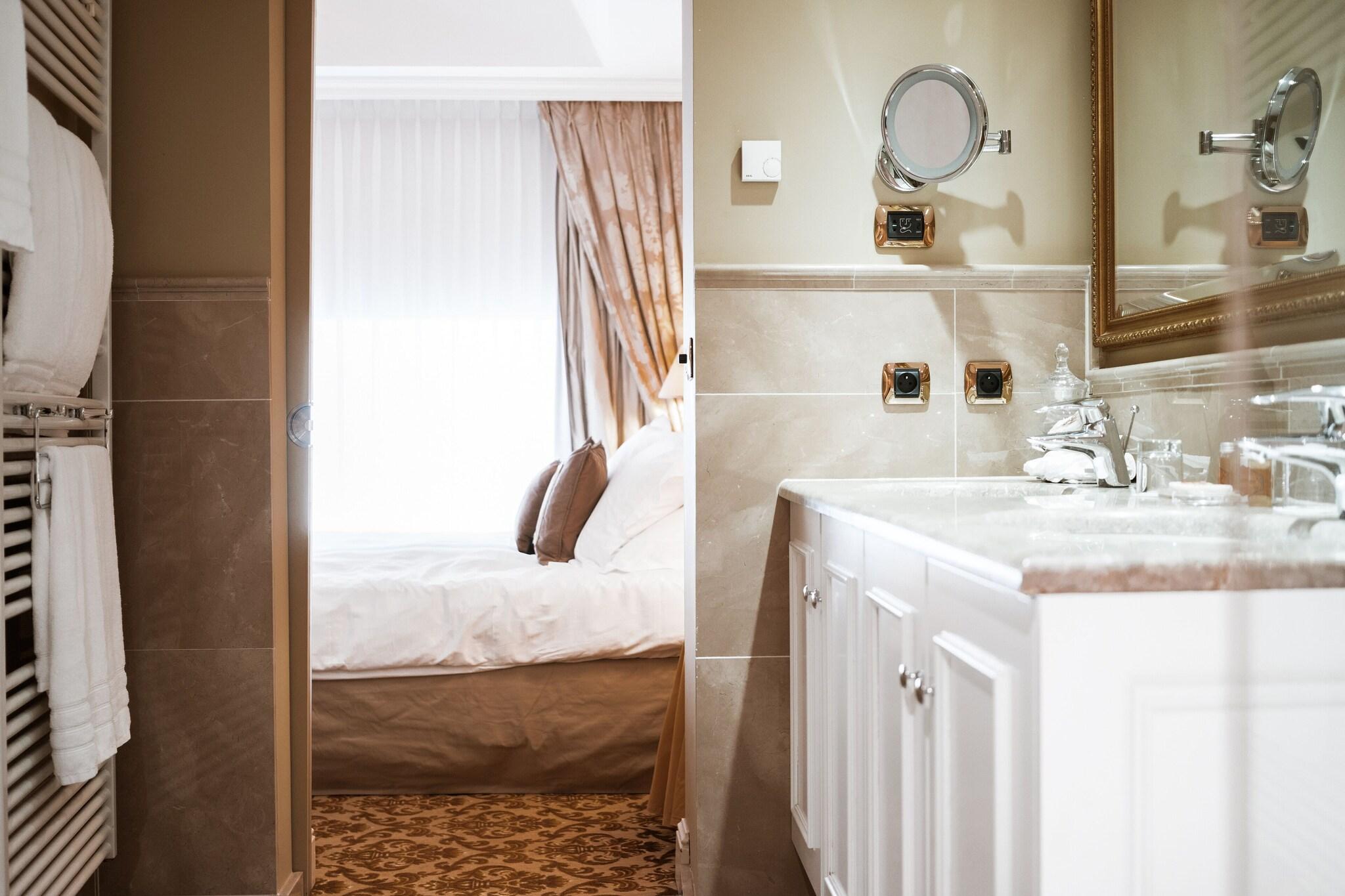 Double Deluxe King Bed