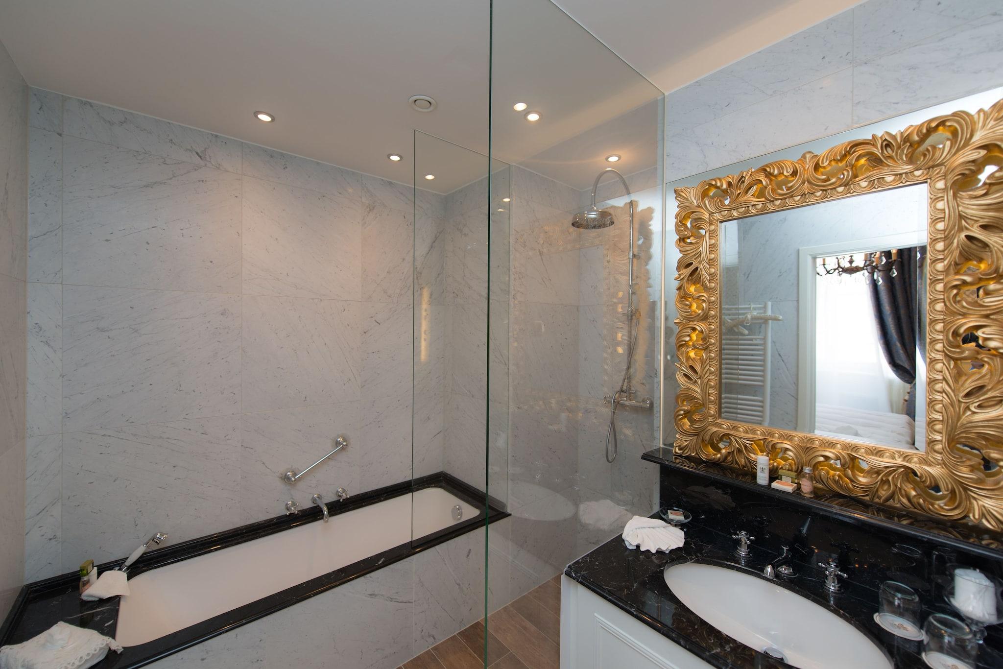 Double Deluxe King Bed