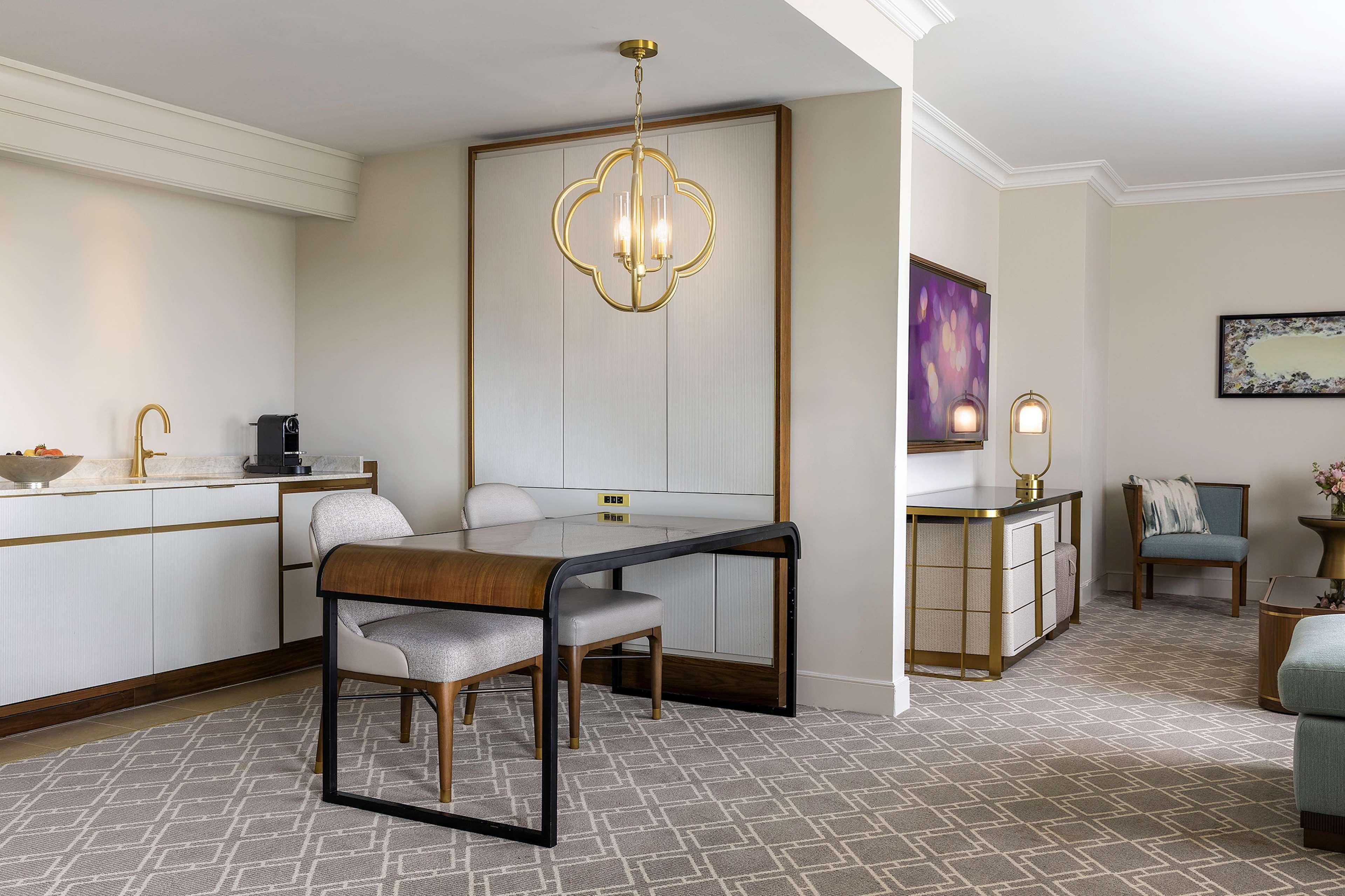 Suite Accessible King Size Bed