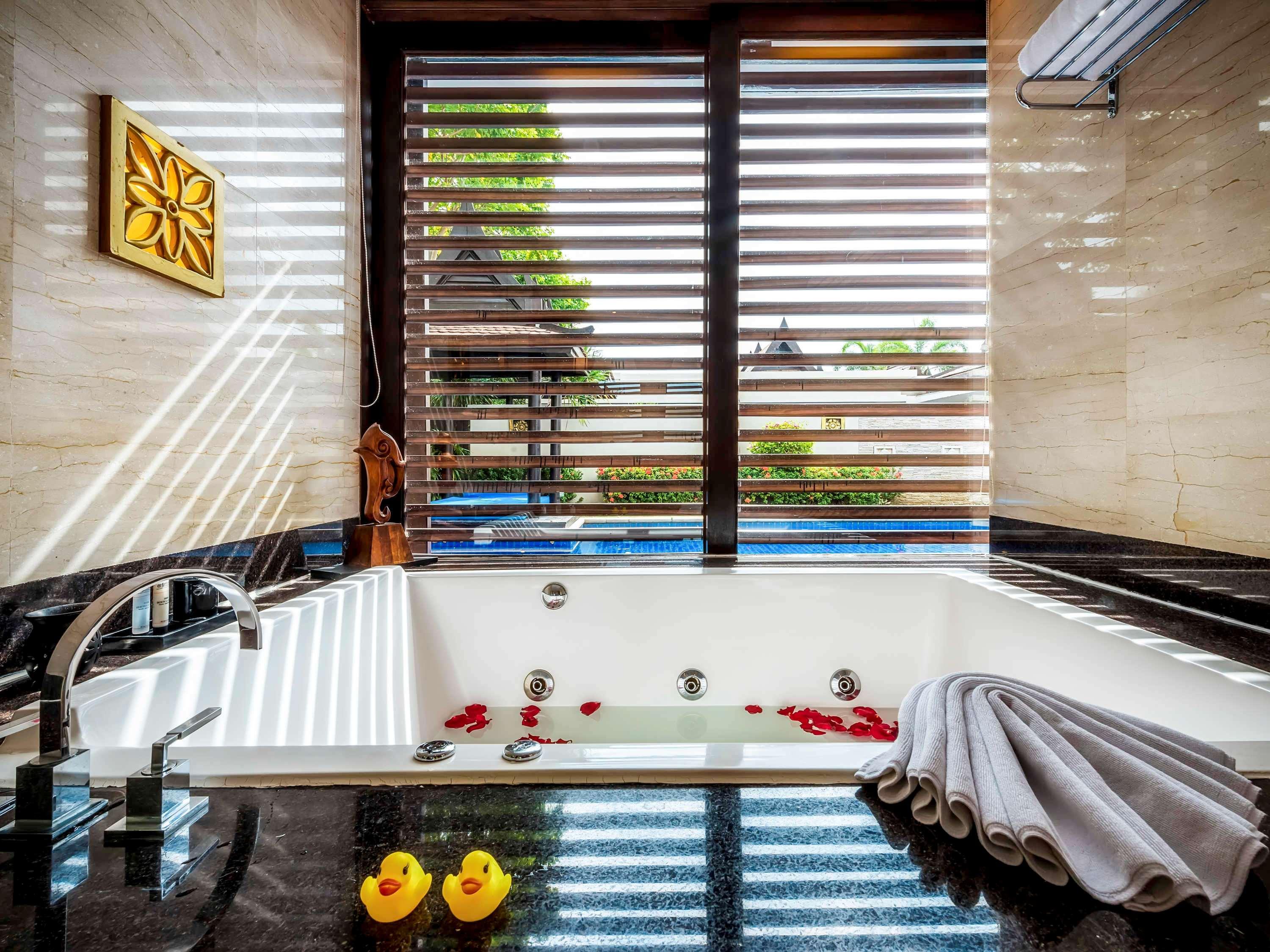 Villa Pool View King Bed