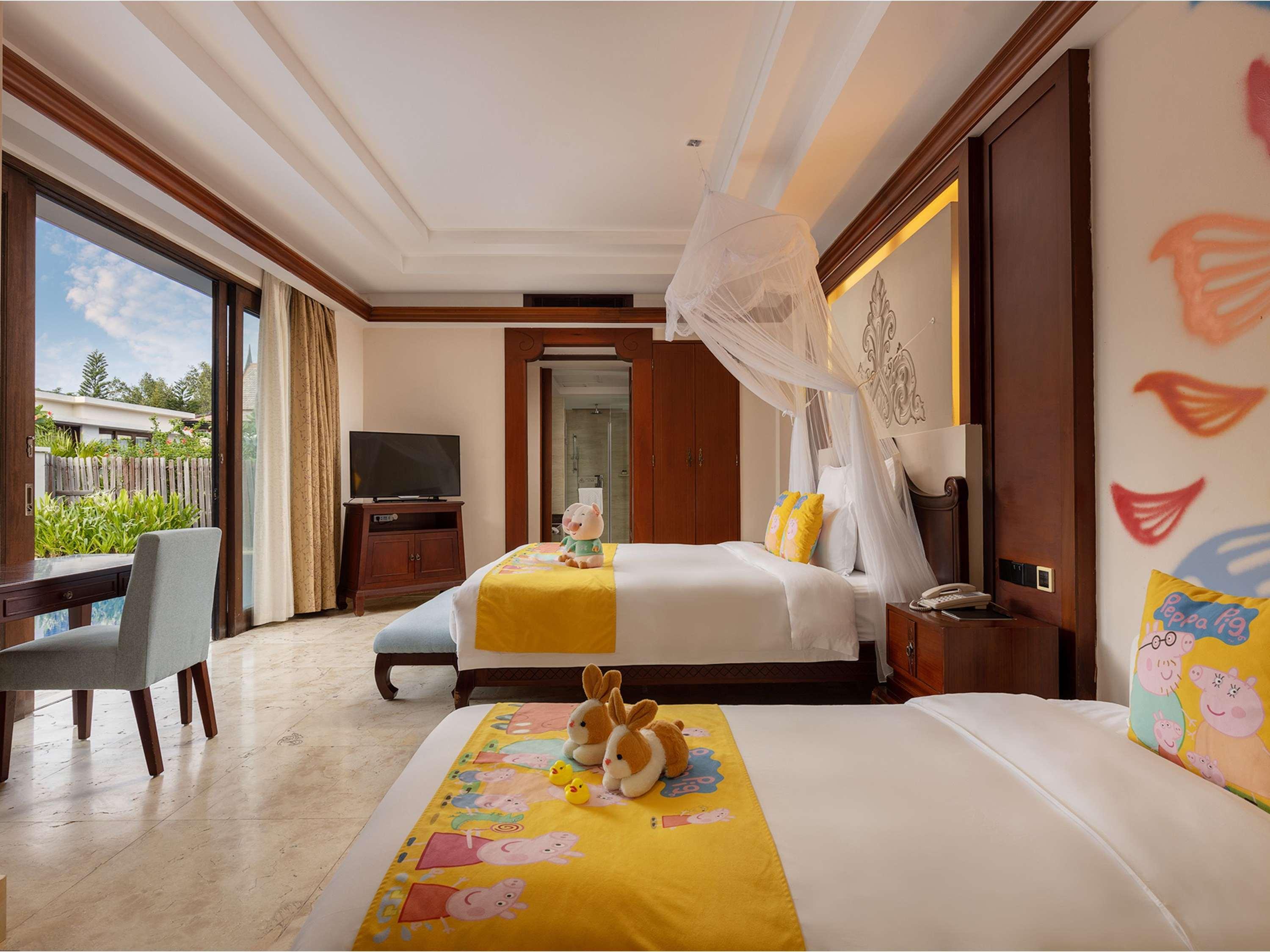 Villa Pool View King Bed