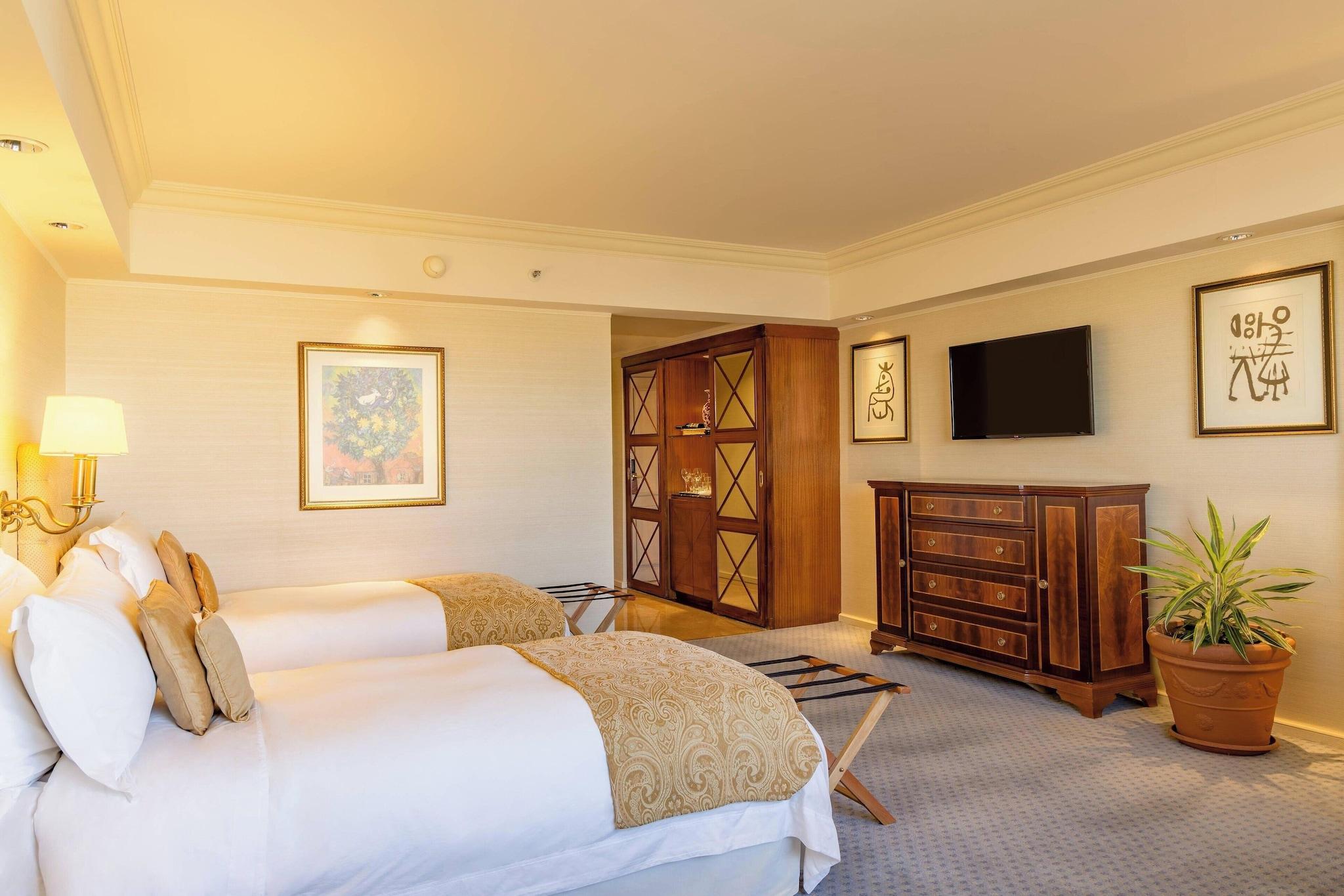 Twin Deluxe Two Beds