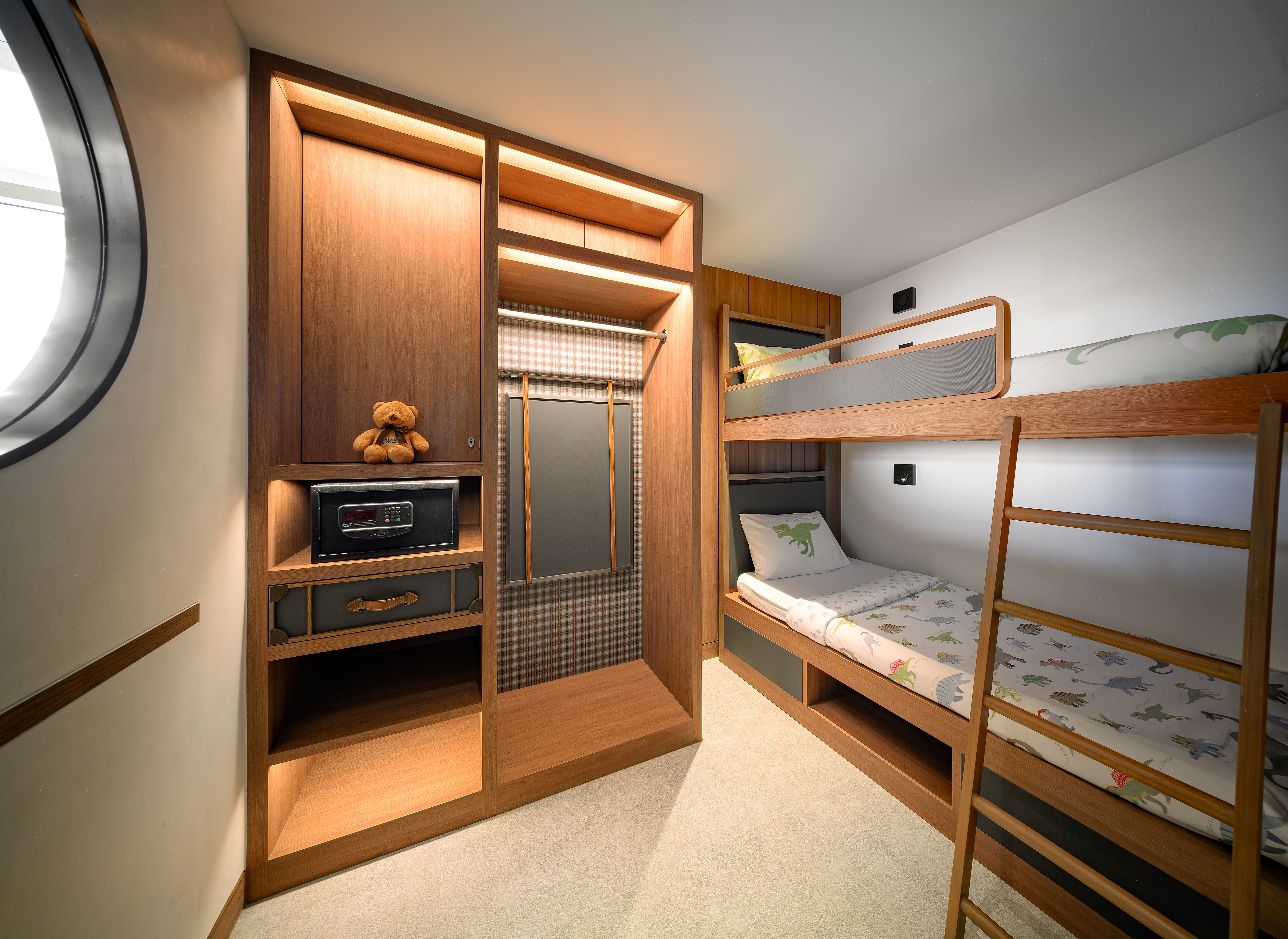 Family Room Club King Bed