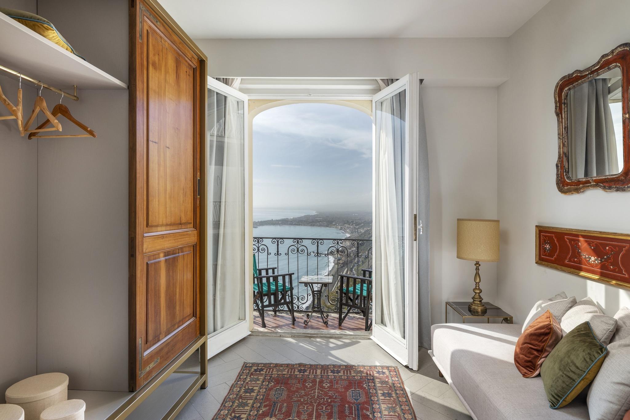 Junior Suite Queen Size Bed