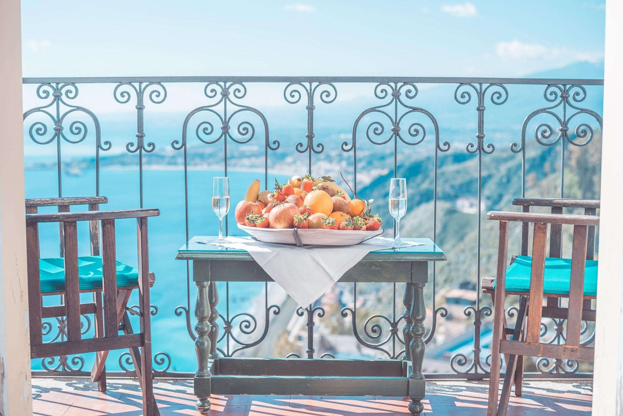 Junior Suite Queen Size Bed