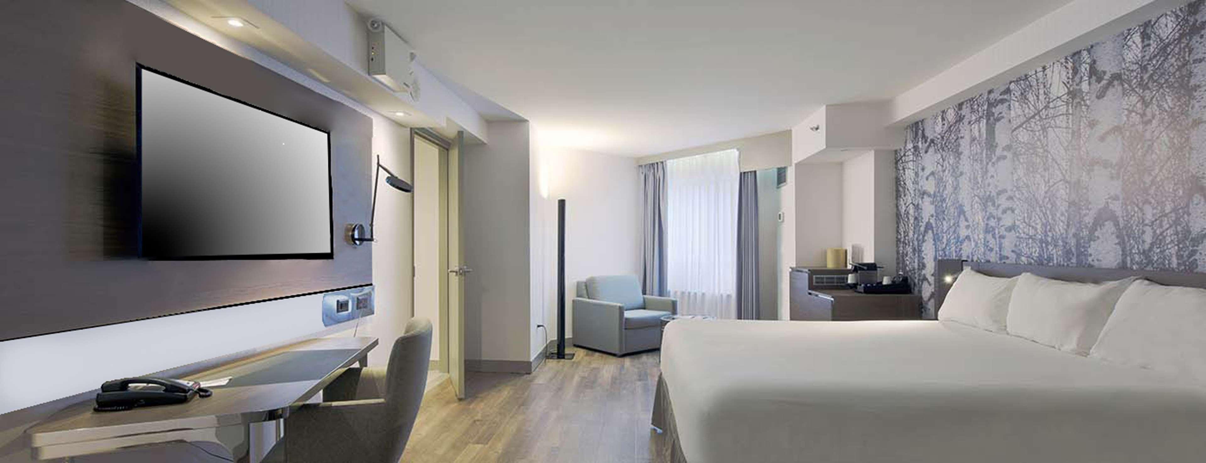 Studio Accessible King Size Bed