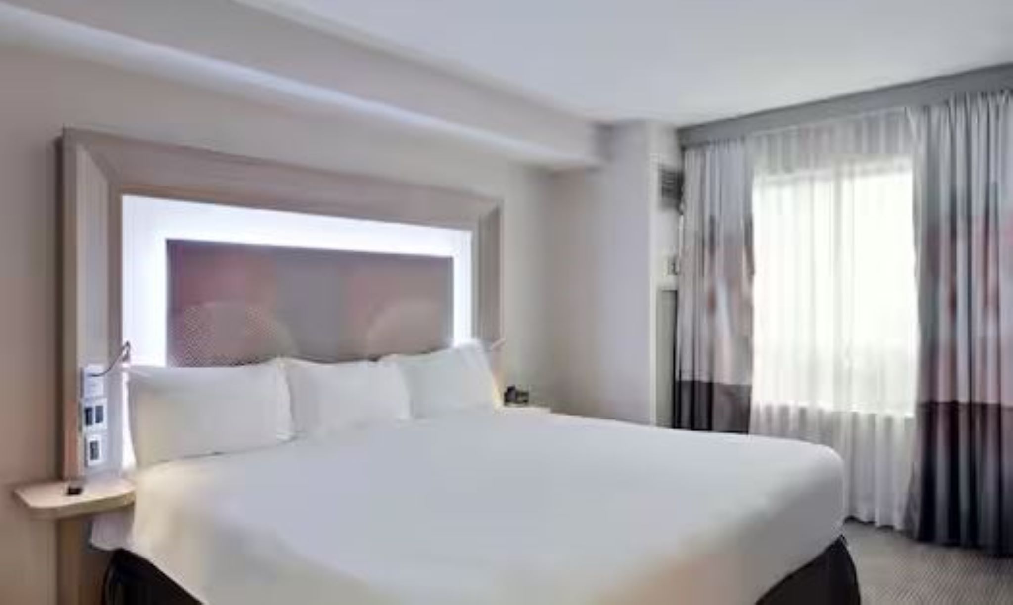 Studio Accessible King Size Bed