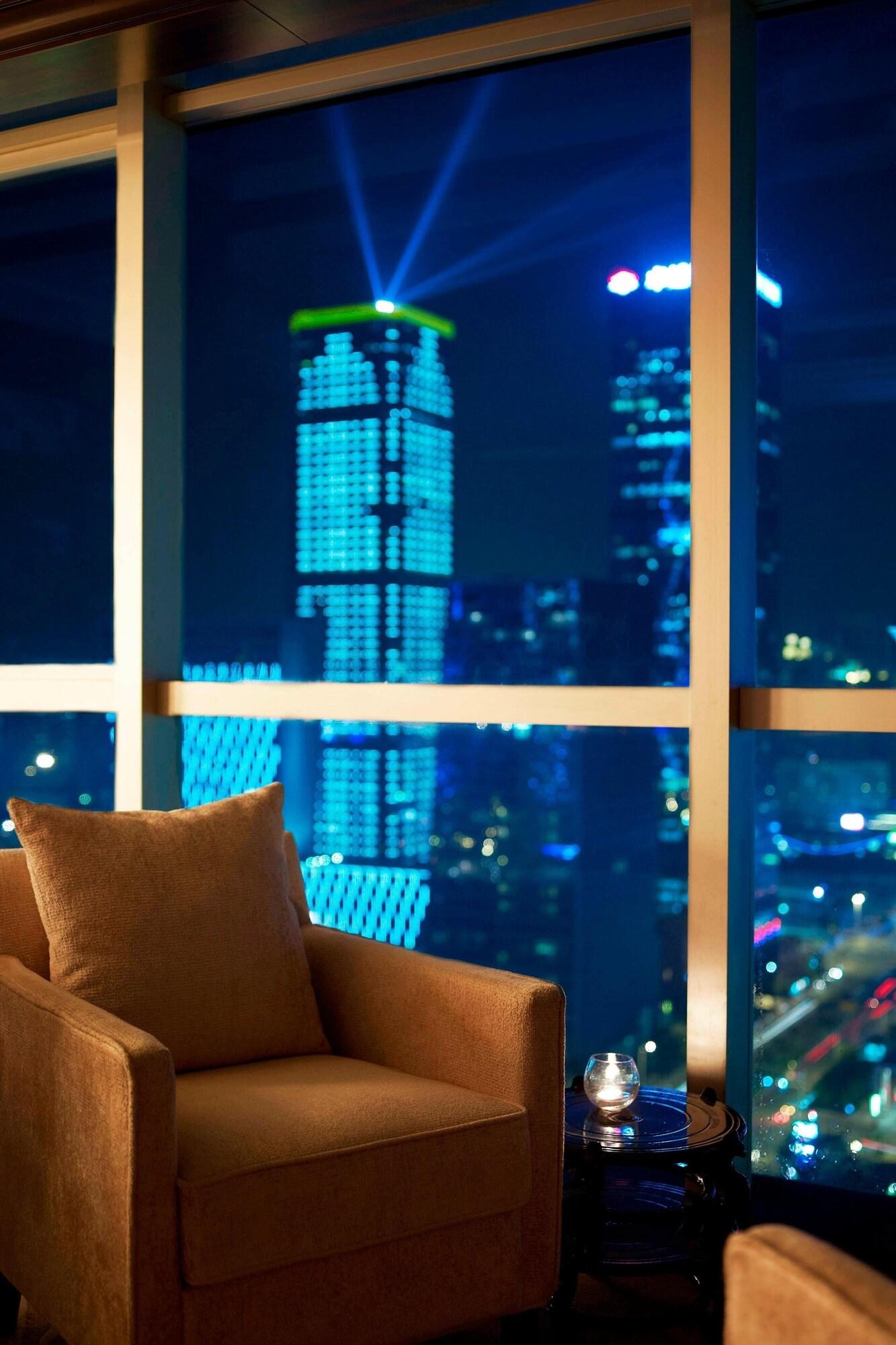 Studio Club King Bed