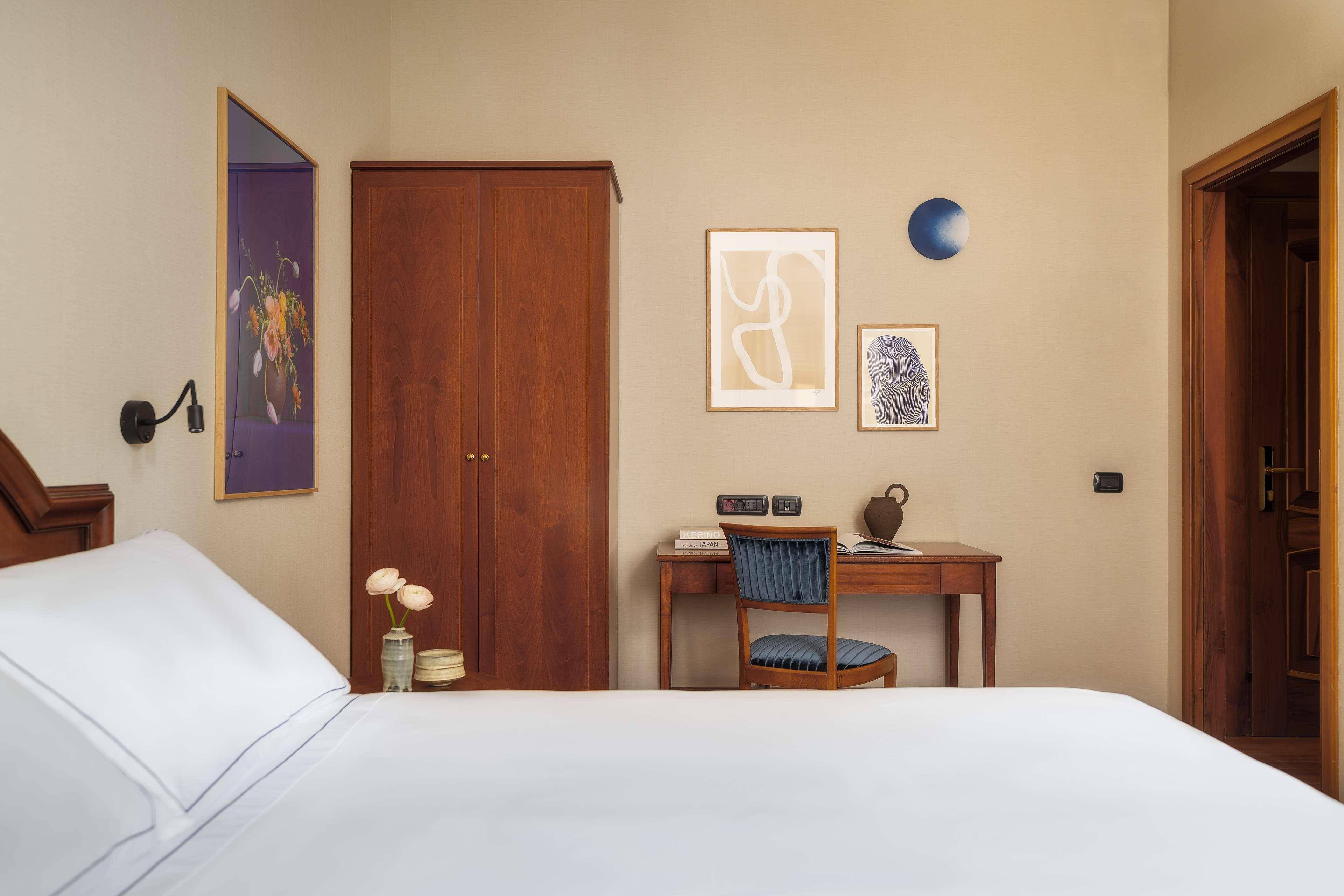 Double Classic Queen Bed