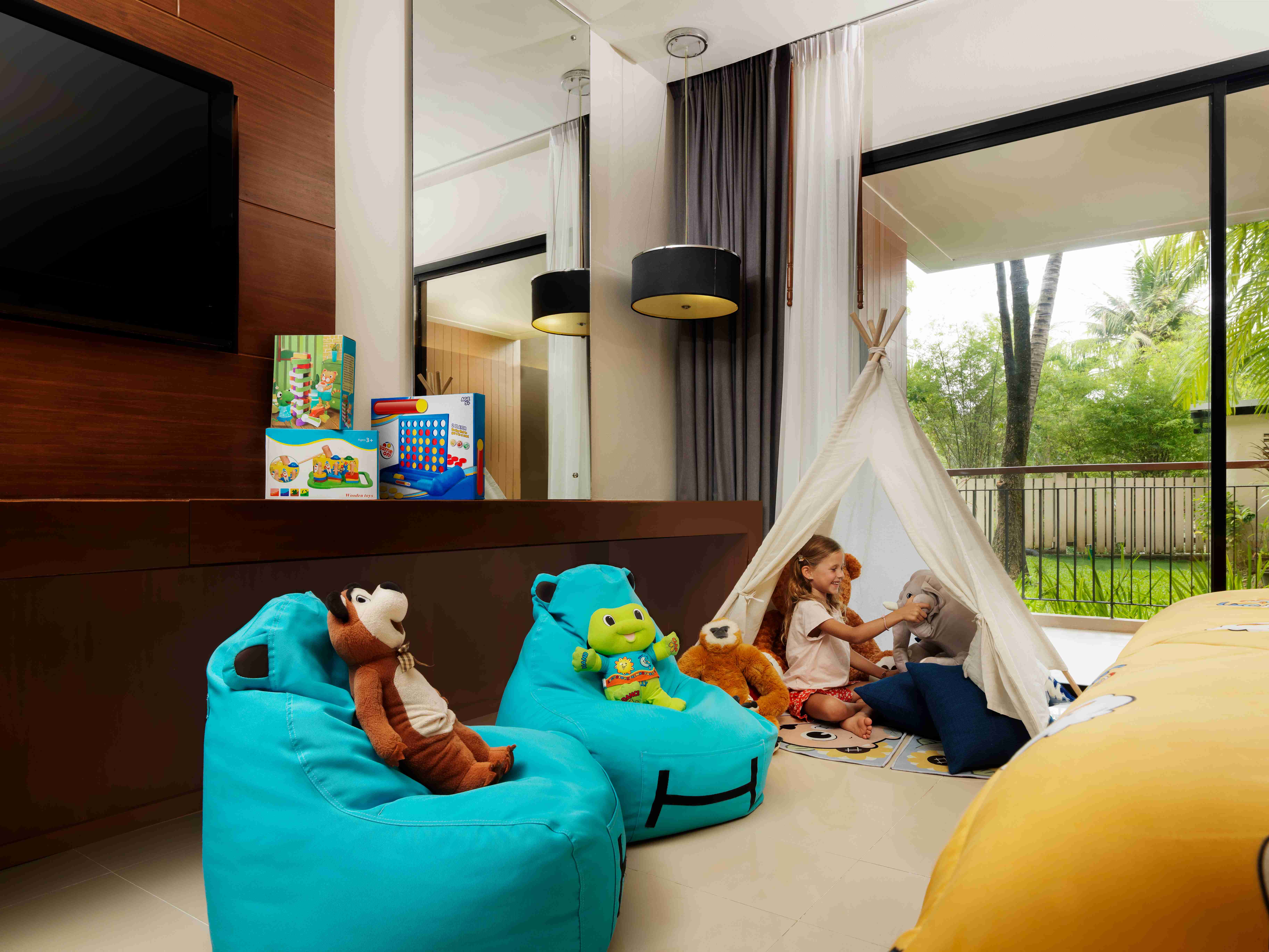 Family Room Garden View with Balcony