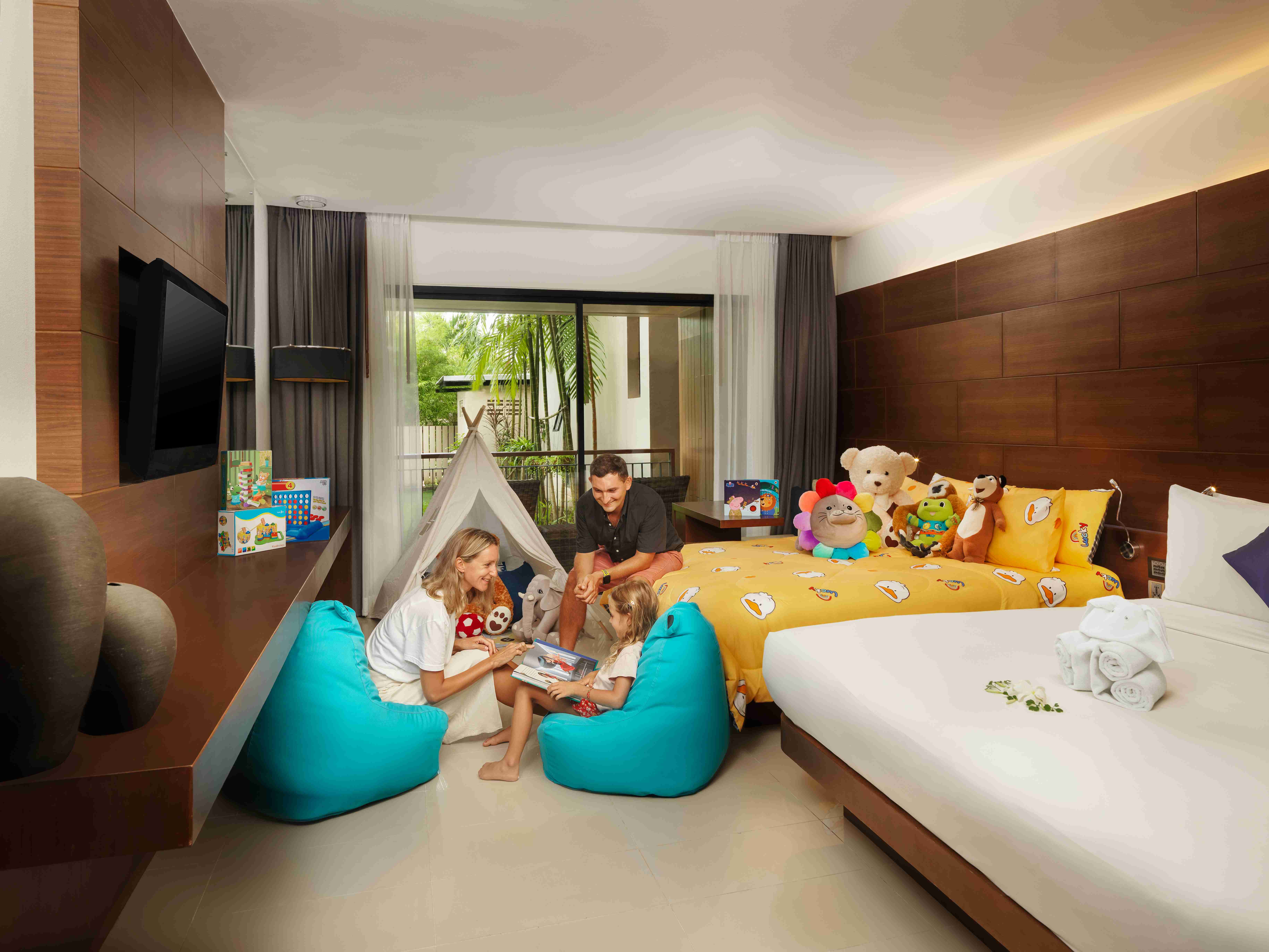 Family Room Garden View with Balcony