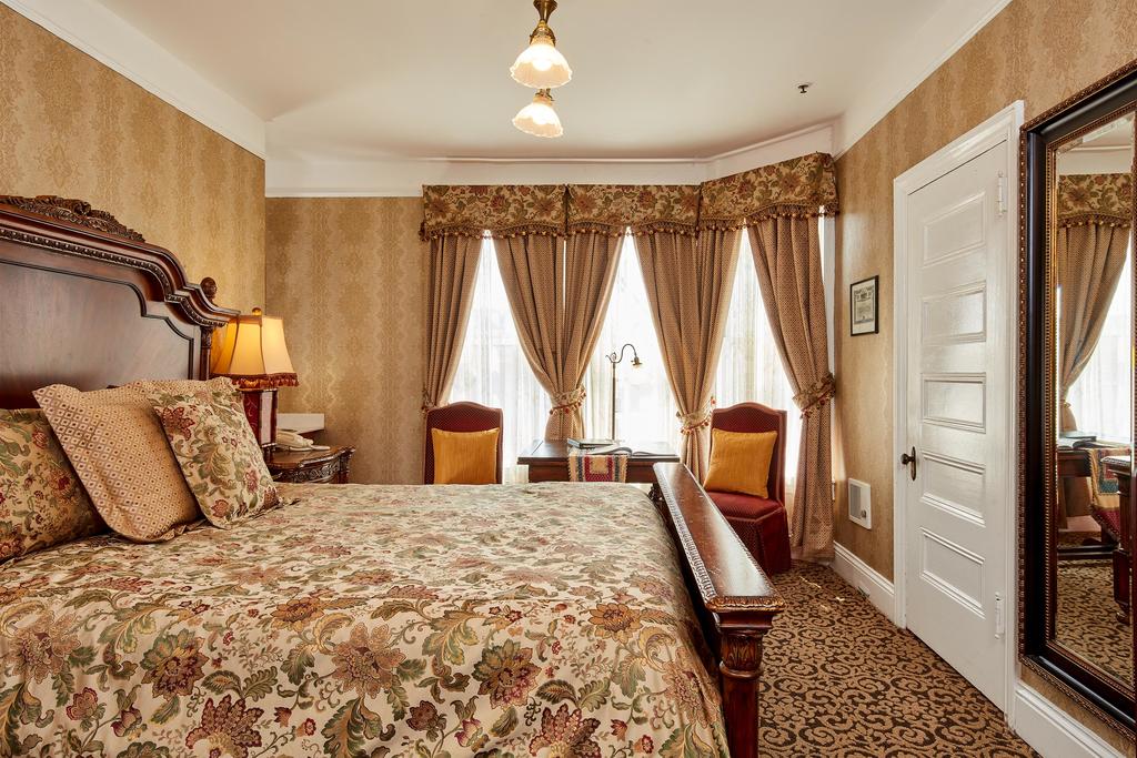 Suite King Bed with Jacuzzi