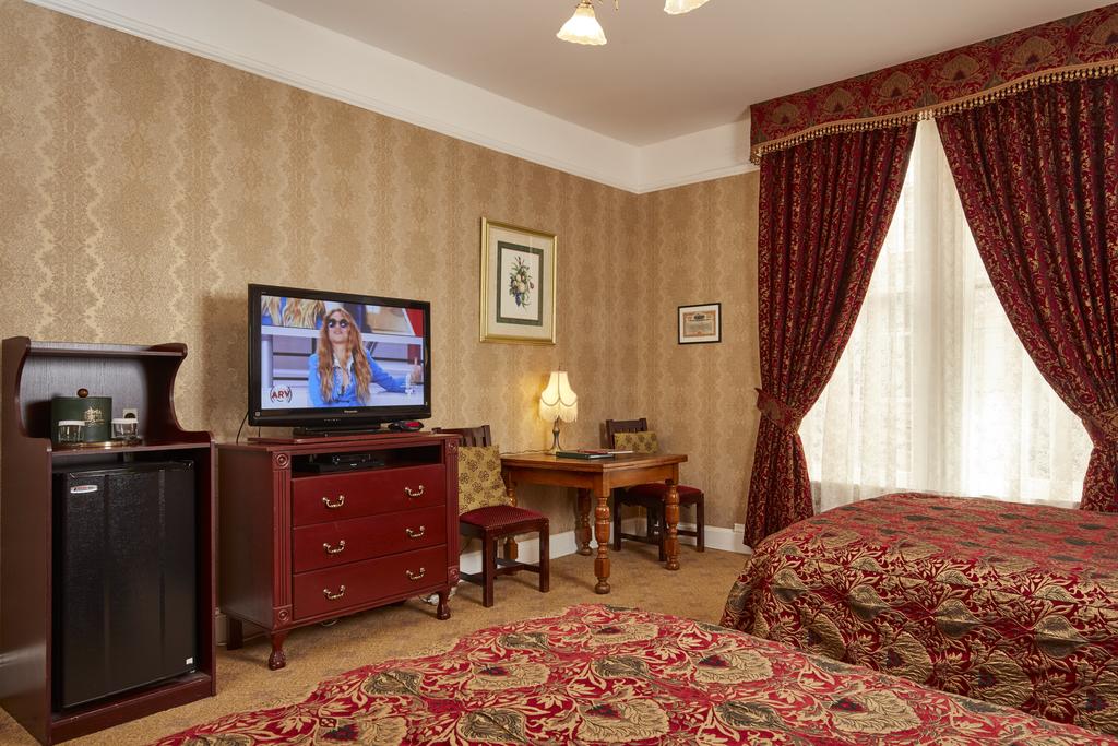 Room Classic Two Queen Beds