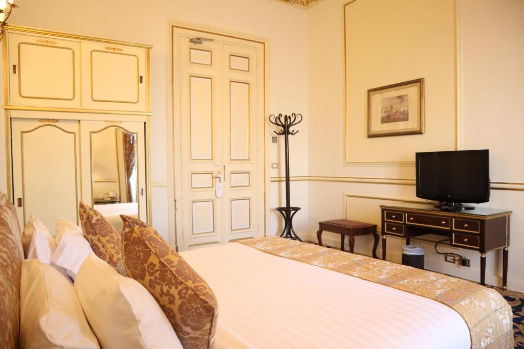 Double or Twin Deluxe One Bedroom