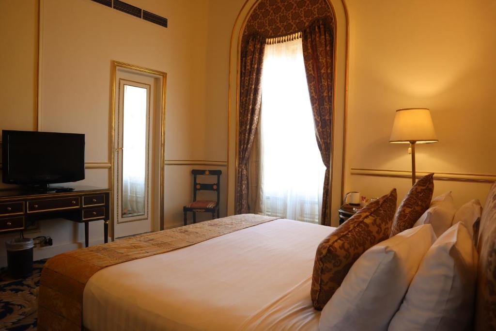 Double or Twin Deluxe One Bedroom