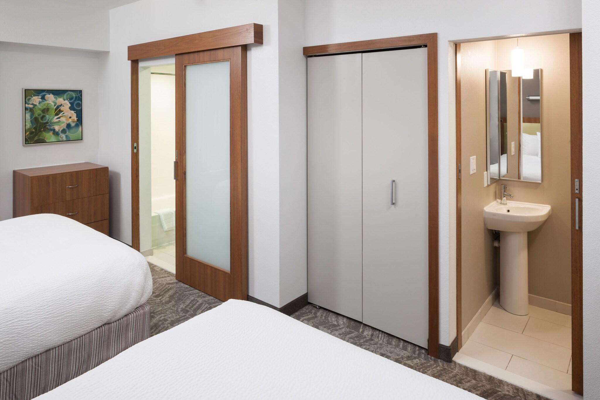 Studio Two Queen Beds