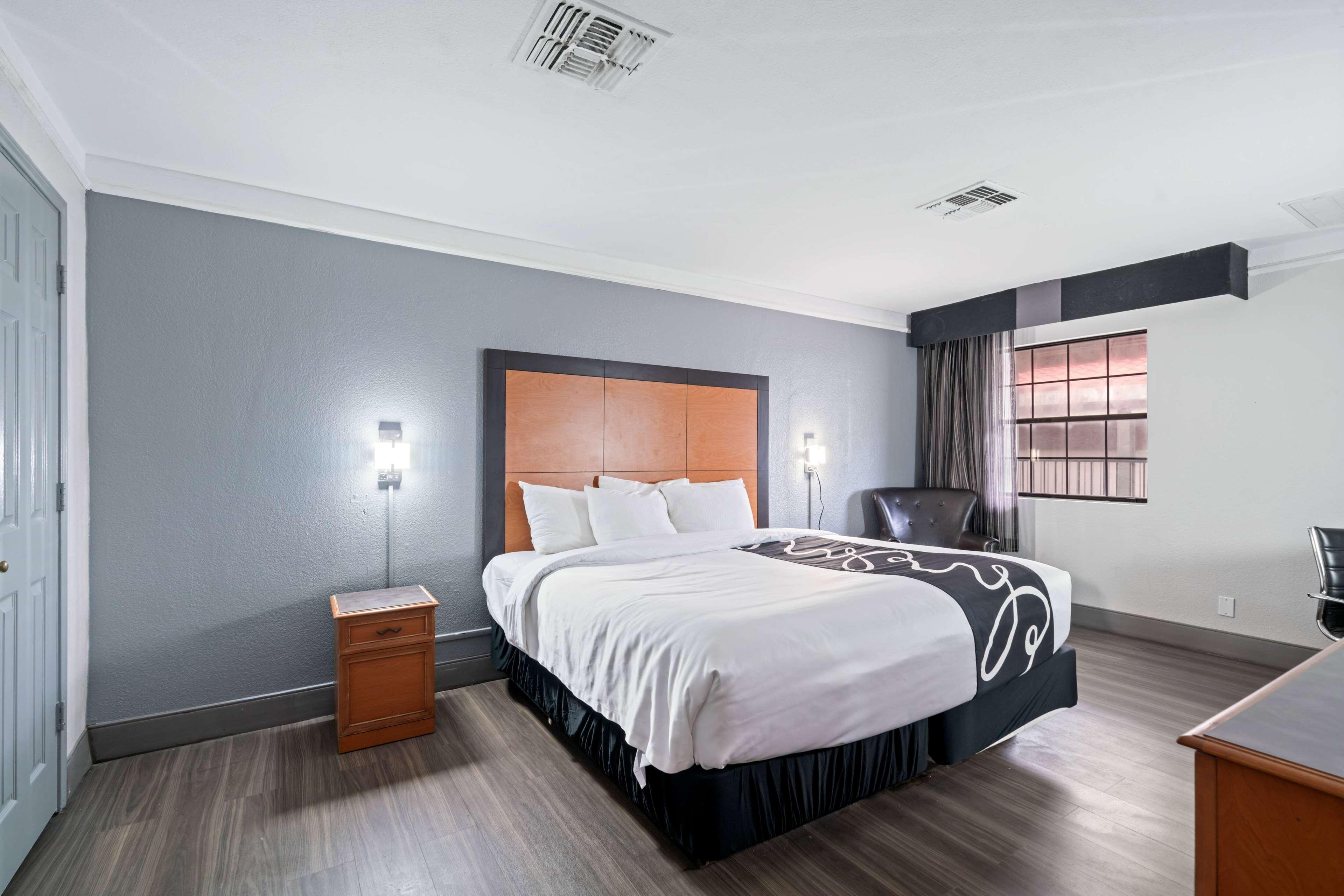 Suite Deluxe King Bed