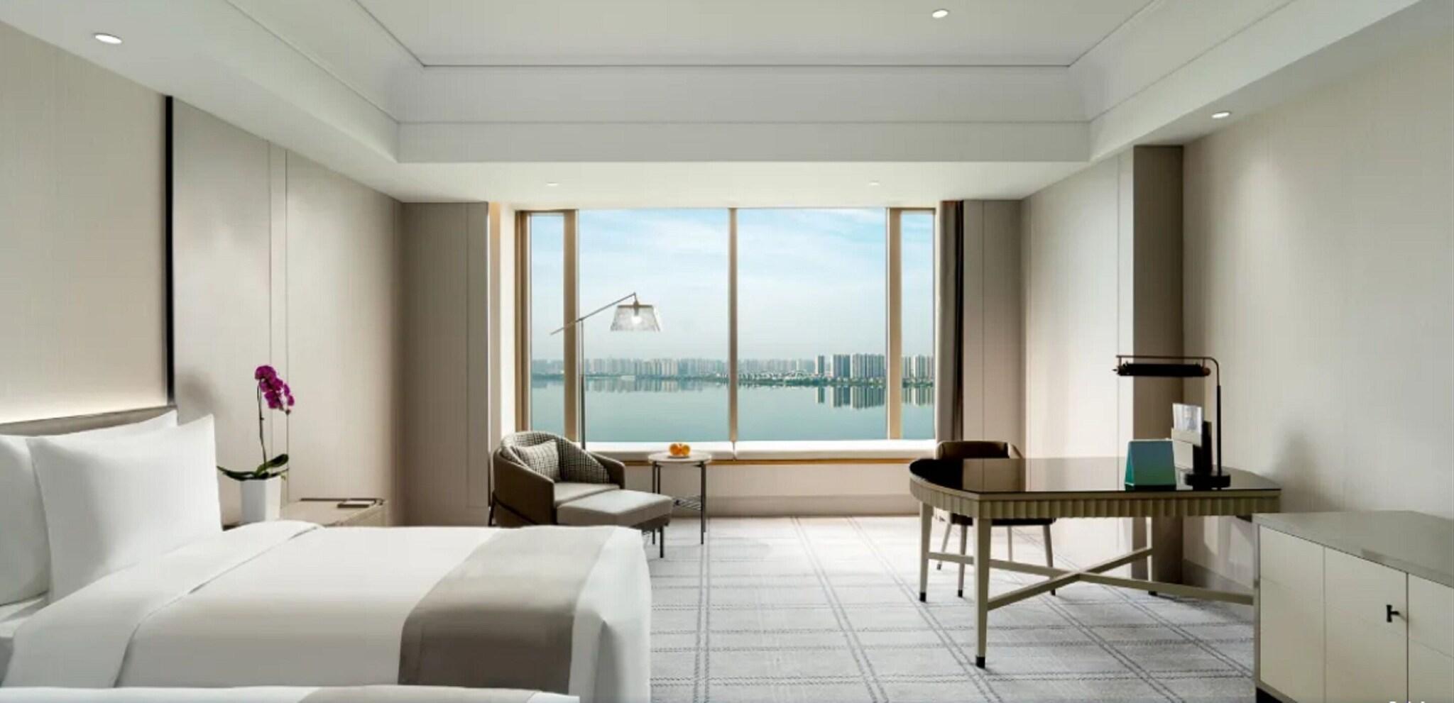 Double Deluxe Golf View