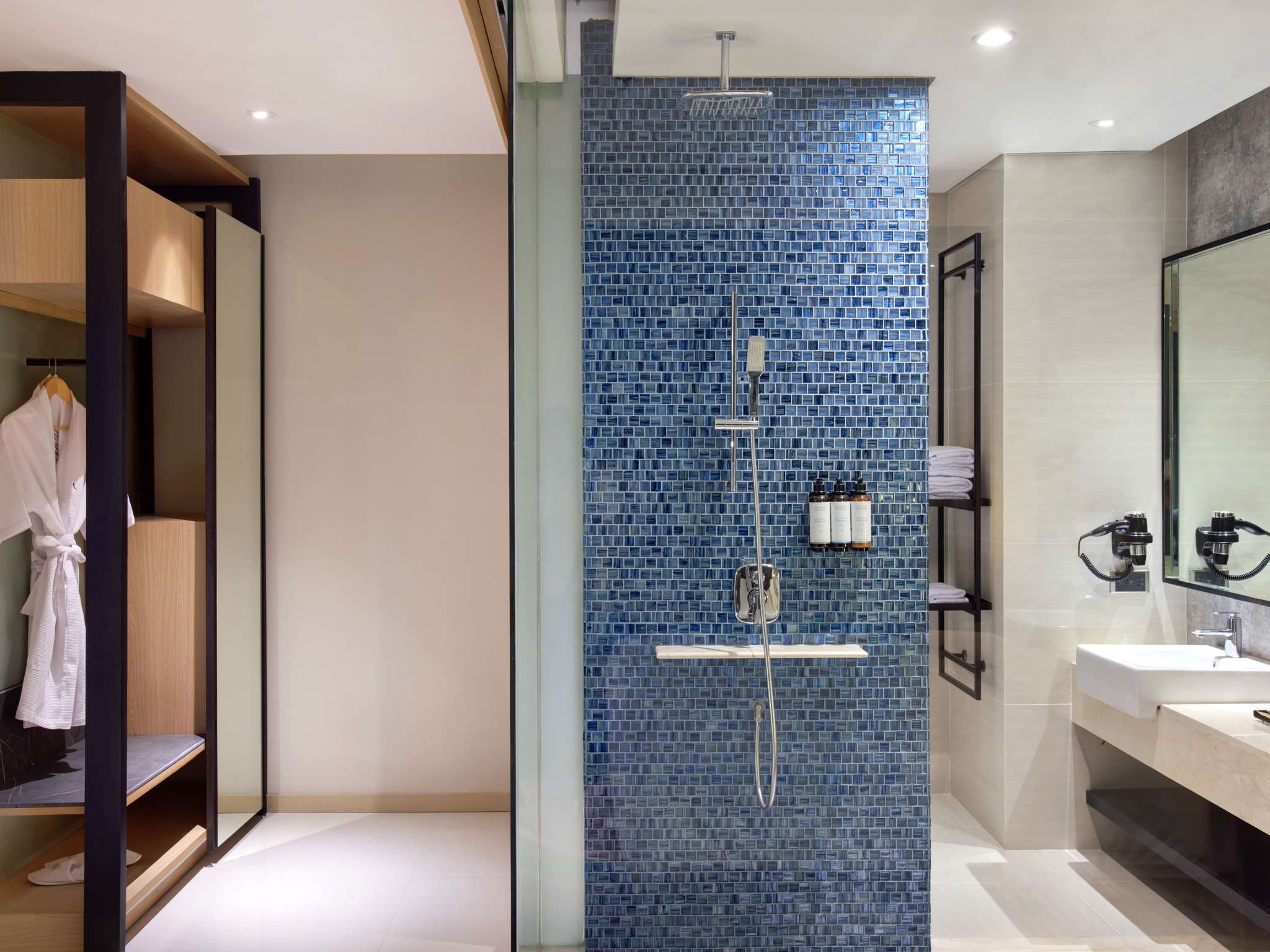 Junior Suite Queen Size Bed