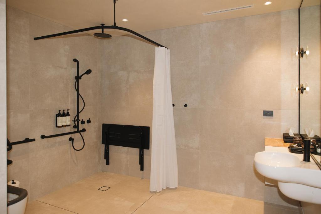 Studio Accessible King Size Bed