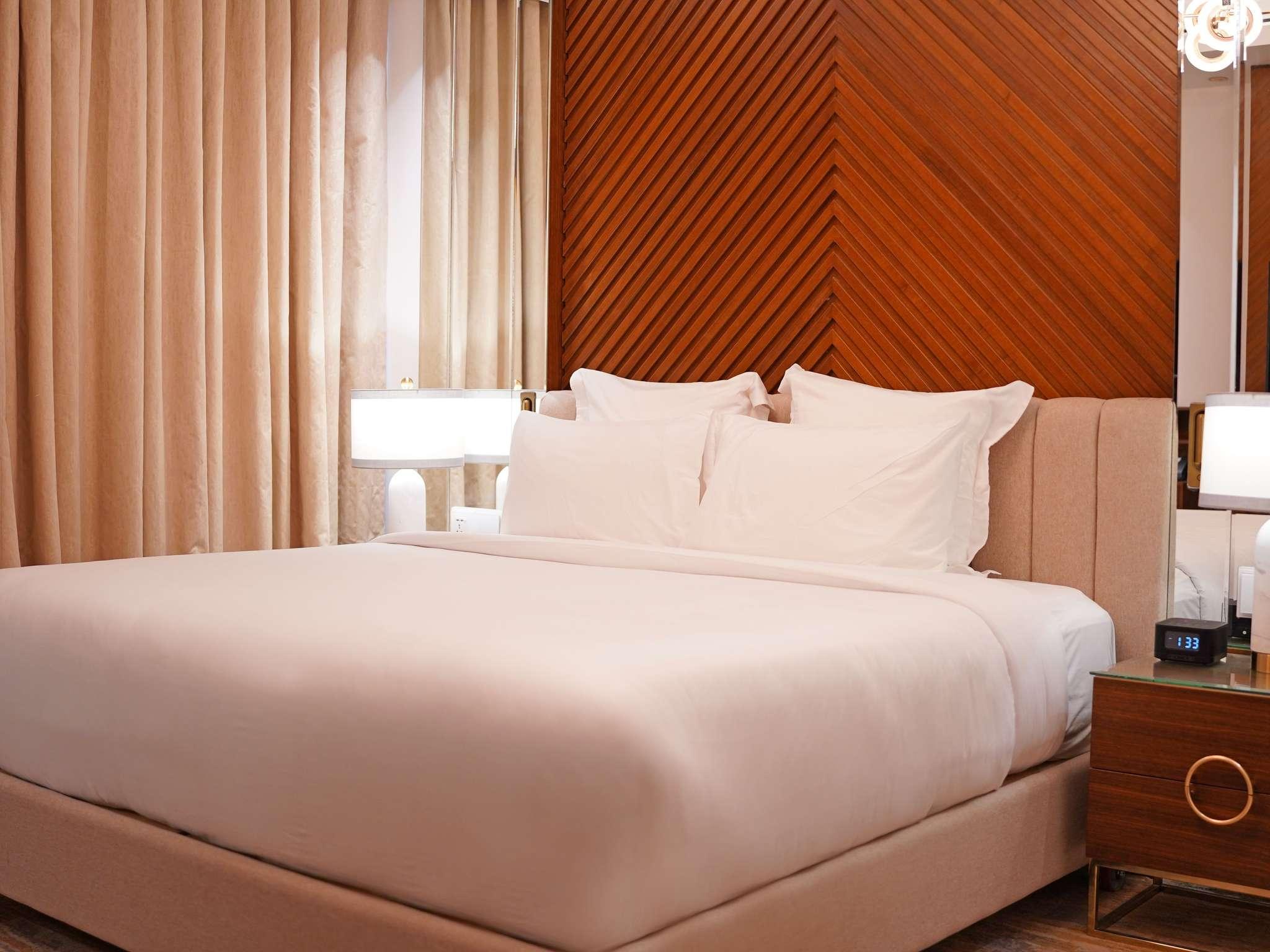 Suite Deluxe King Bed