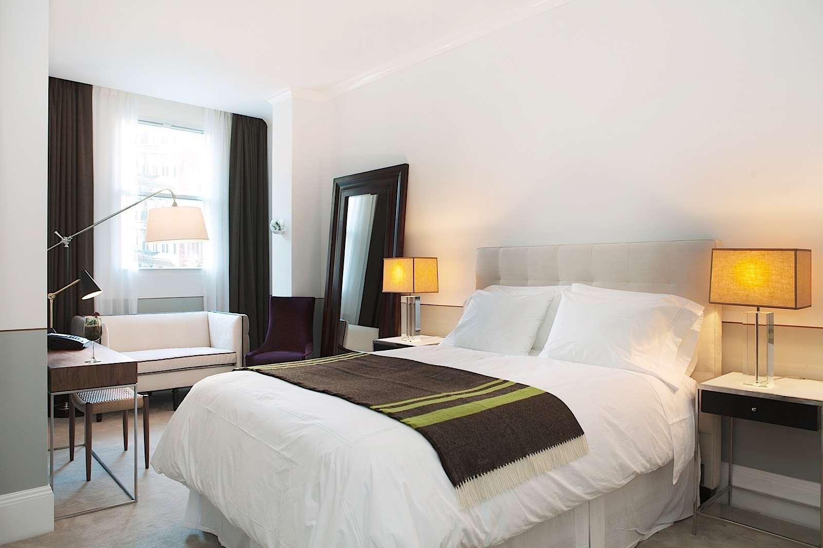 Junior Suite Queen Size Bed