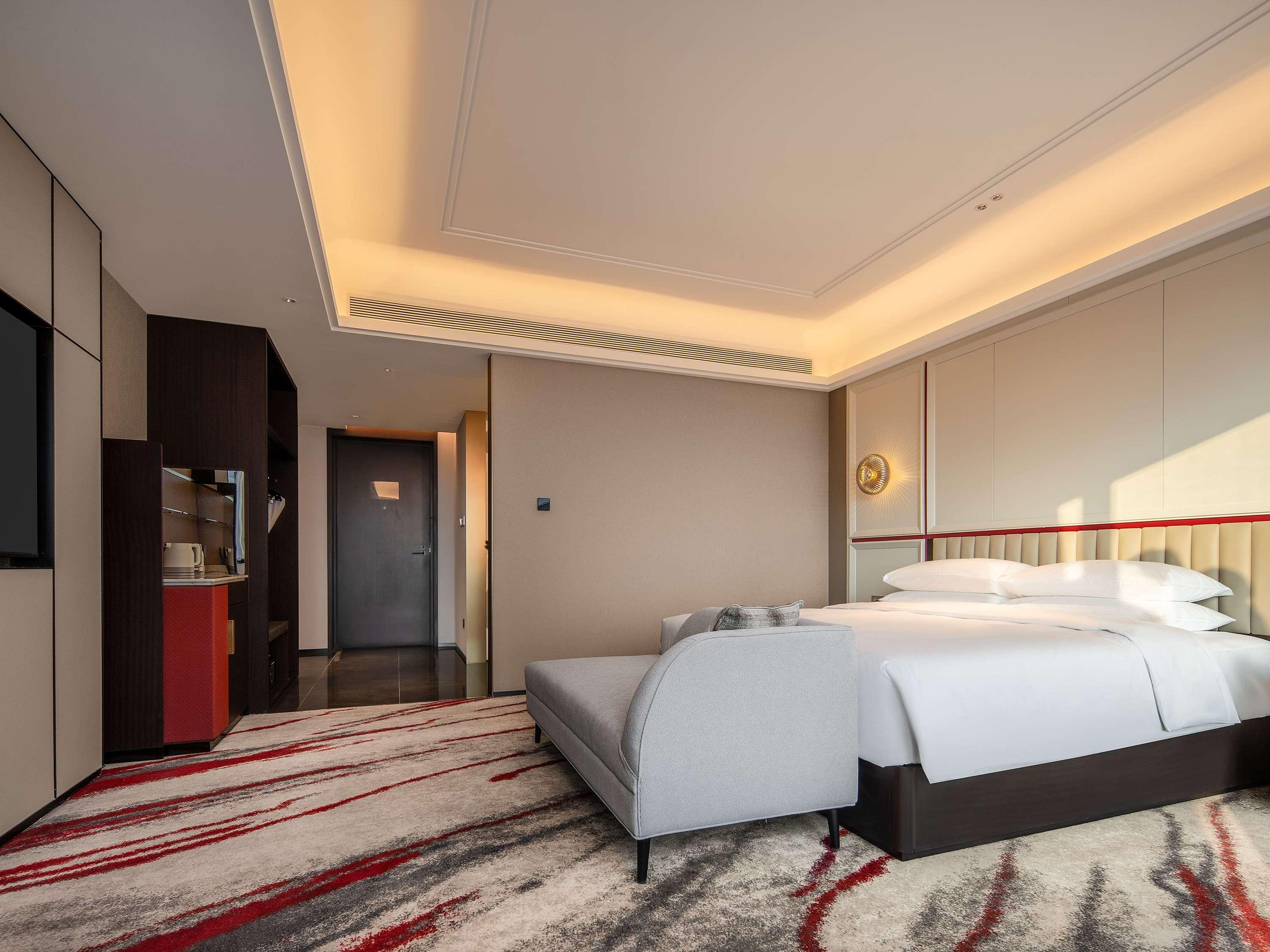 Double Deluxe King Bed