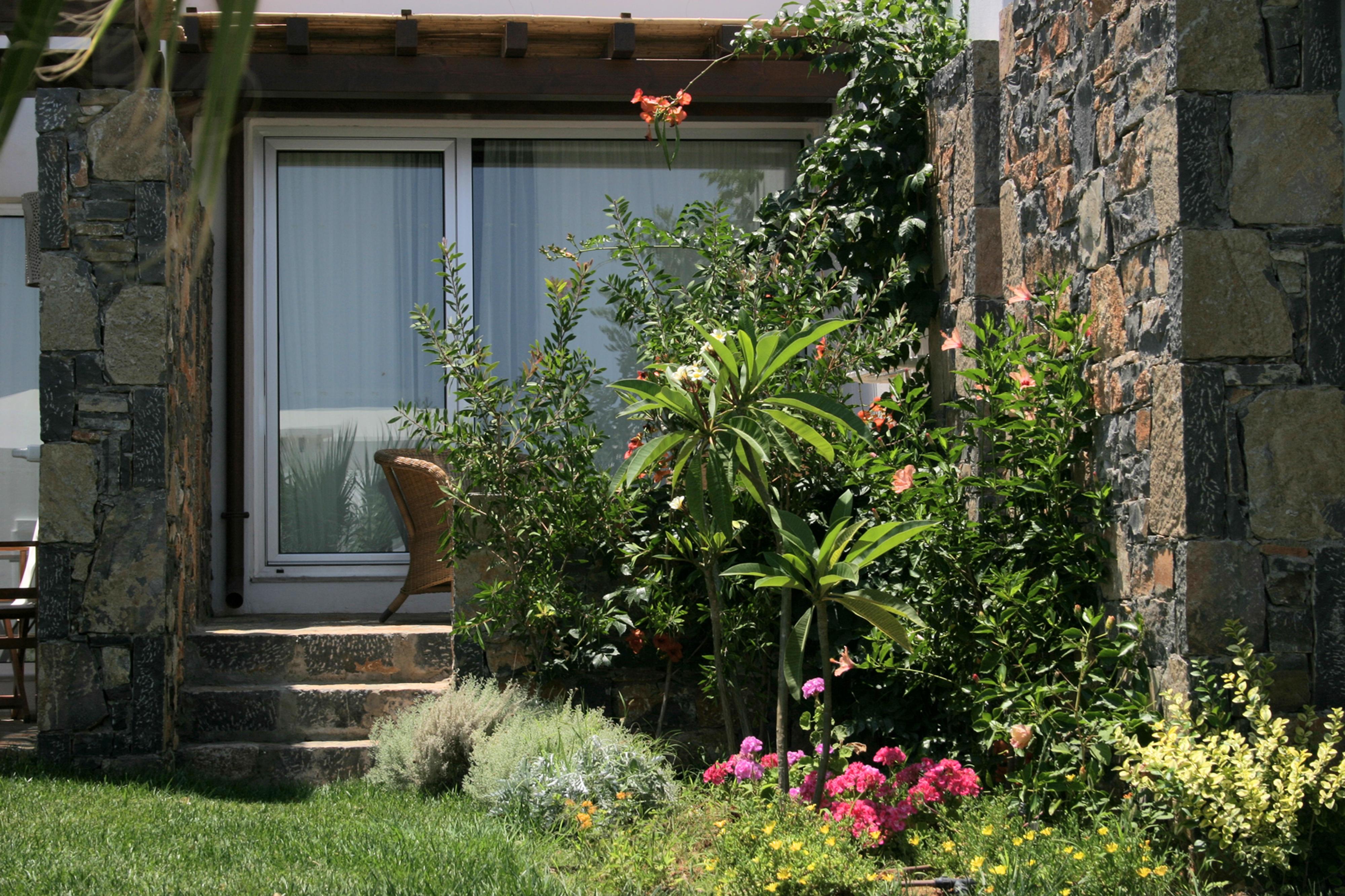 Bungalow Garden View