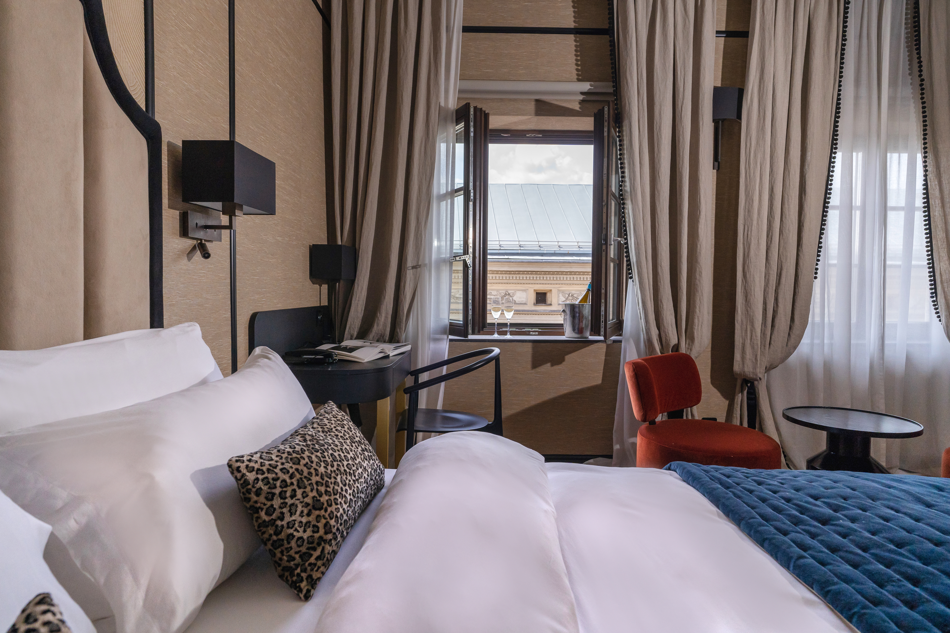 Double Deluxe One Bed