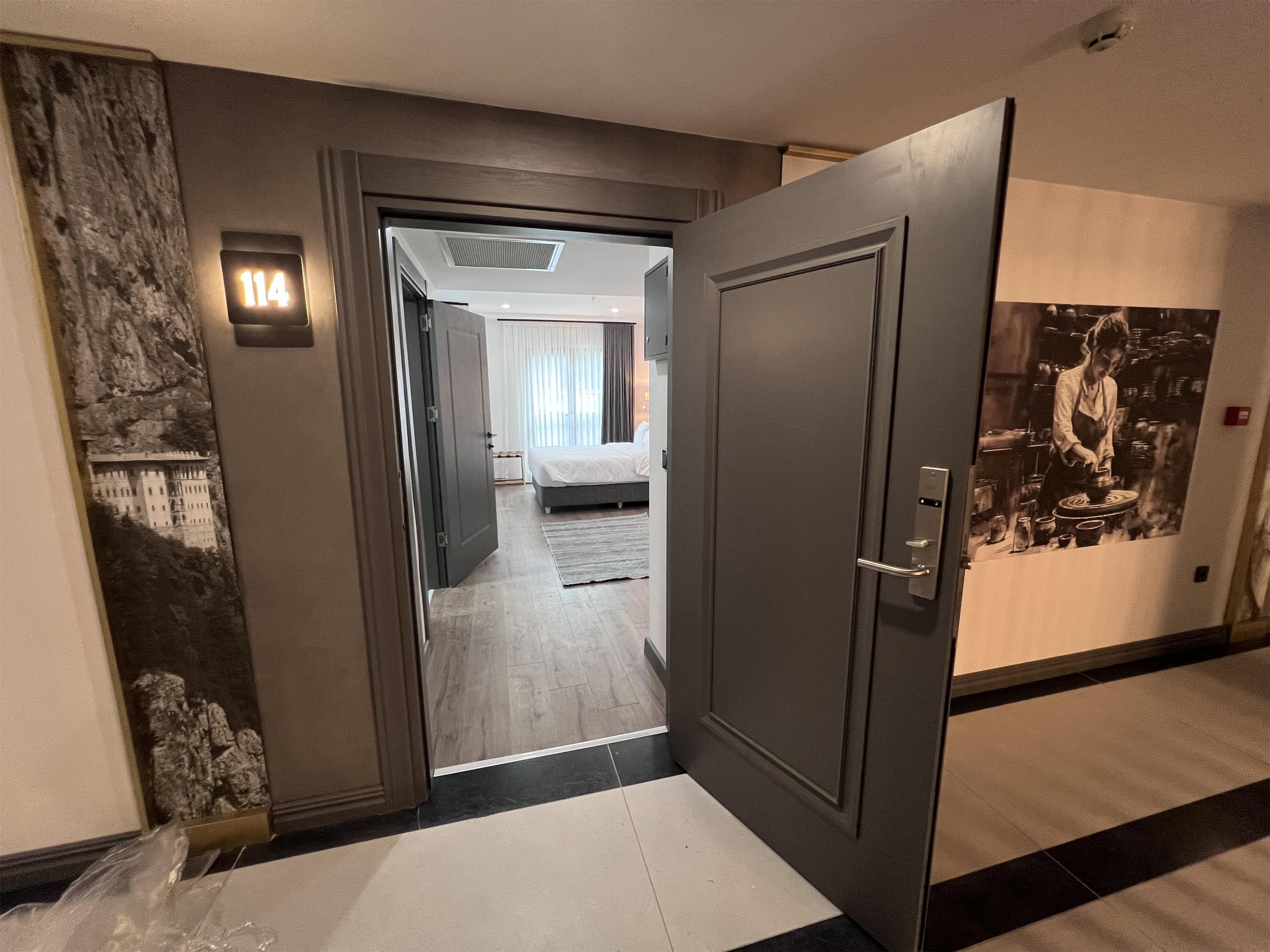 Suite Accessible King Size Bed