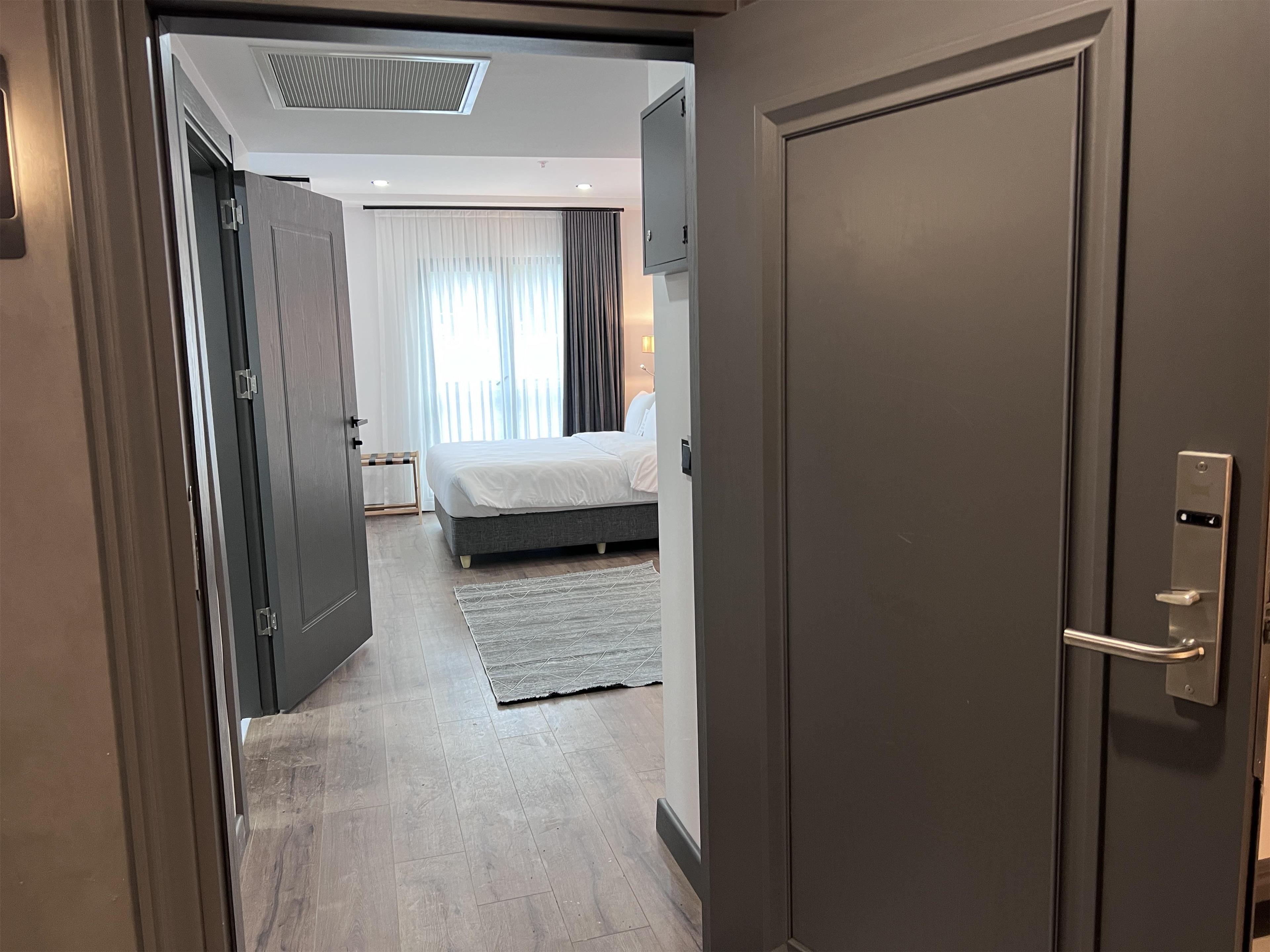 Suite Accessible King Size Bed