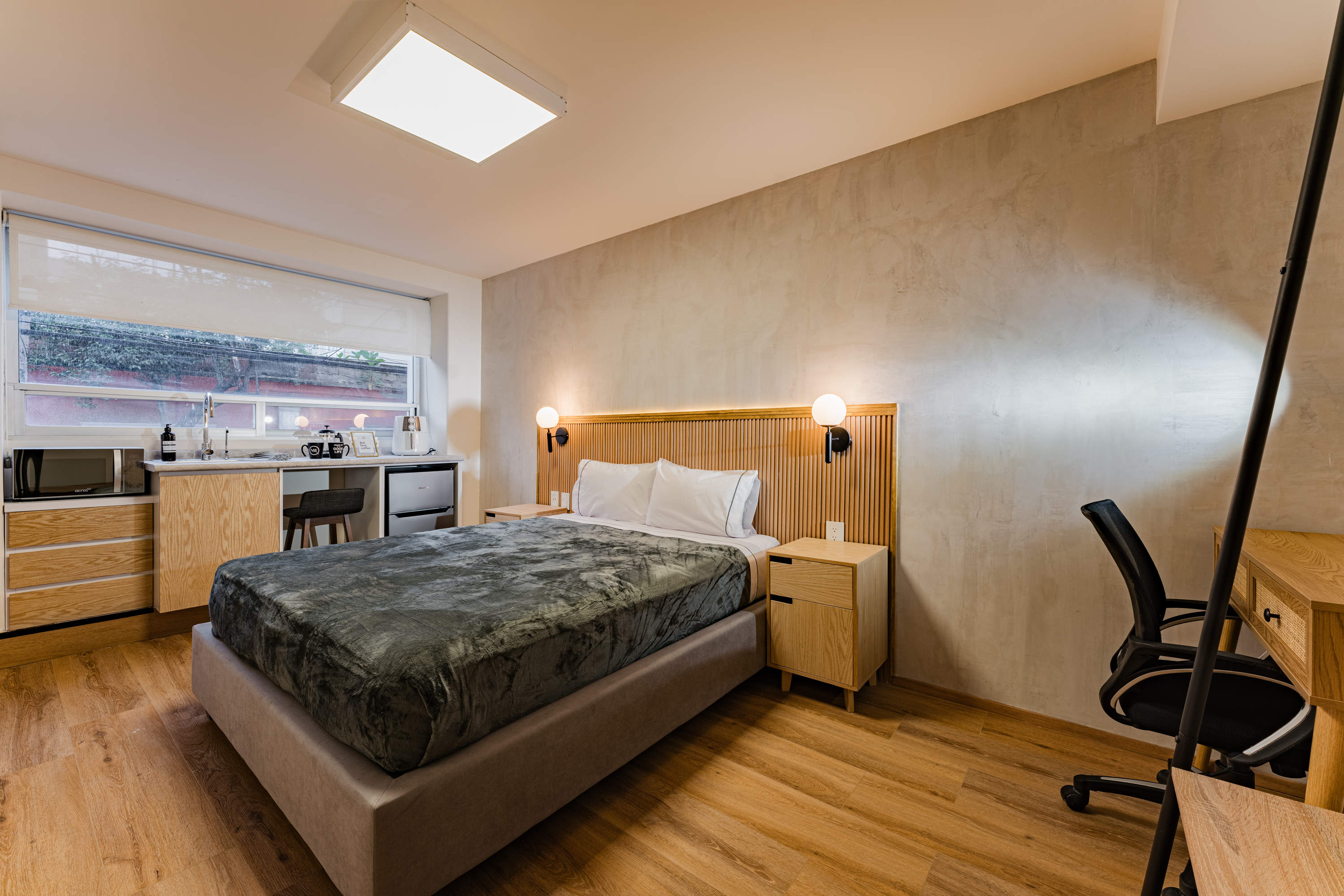 Single Deluxe Queen Bed